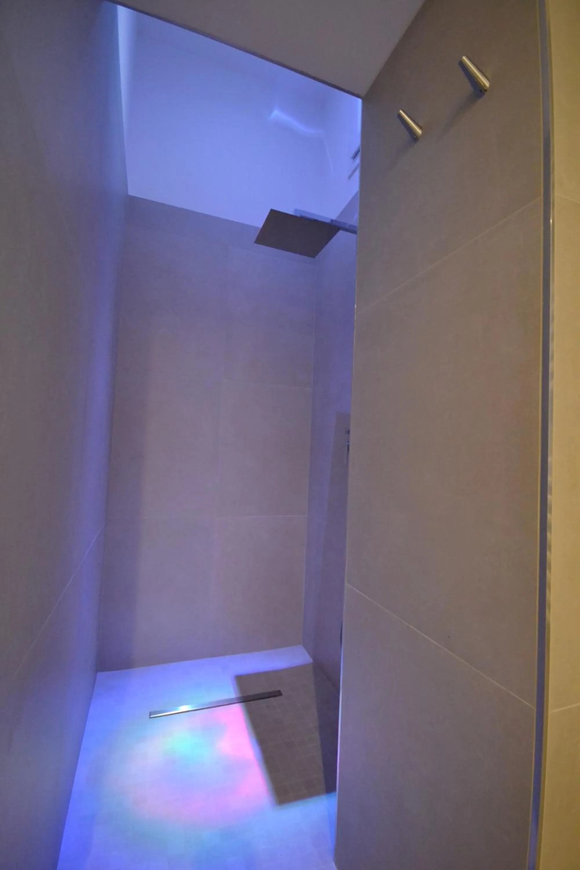 Shower, Bed in B&B Donna Marisa