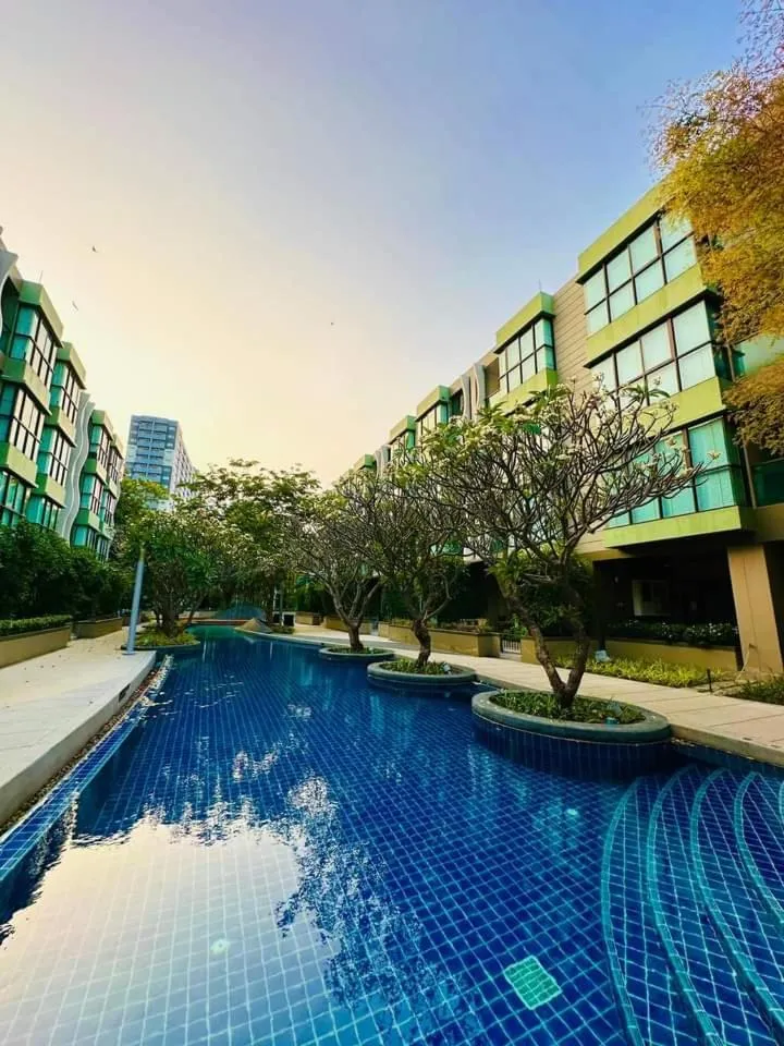Swimming pool in lumpini park beach