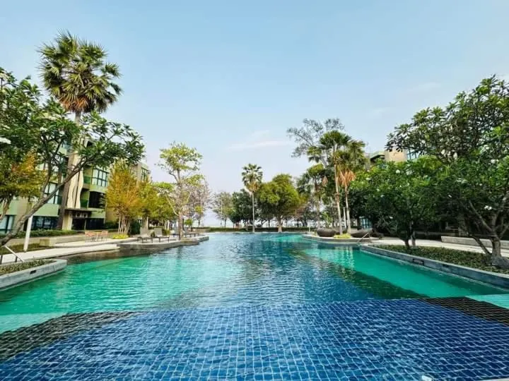 Swimming pool in lumpini park beach