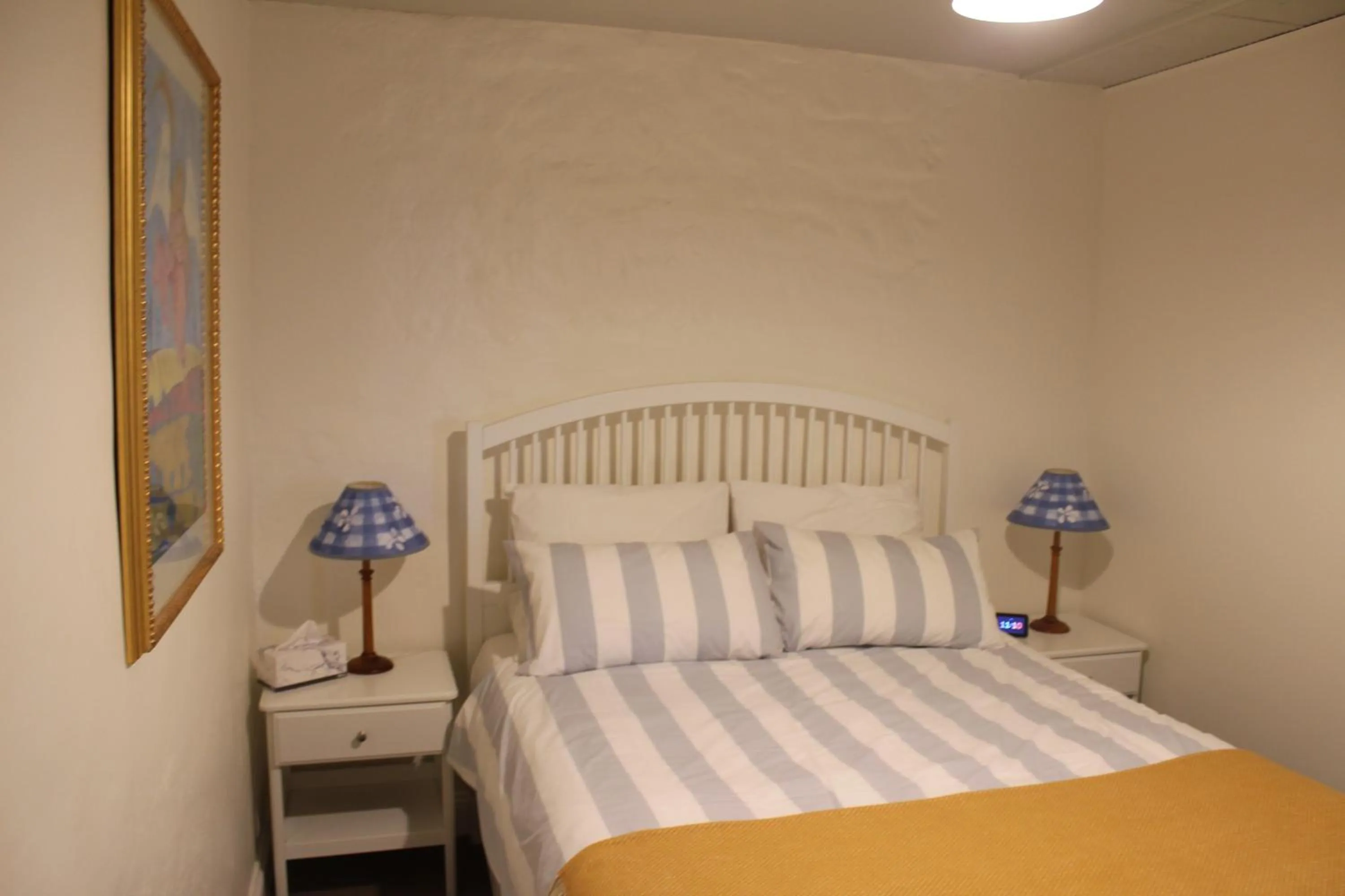 Photo of the whole room, Bed in Victoria Cottage