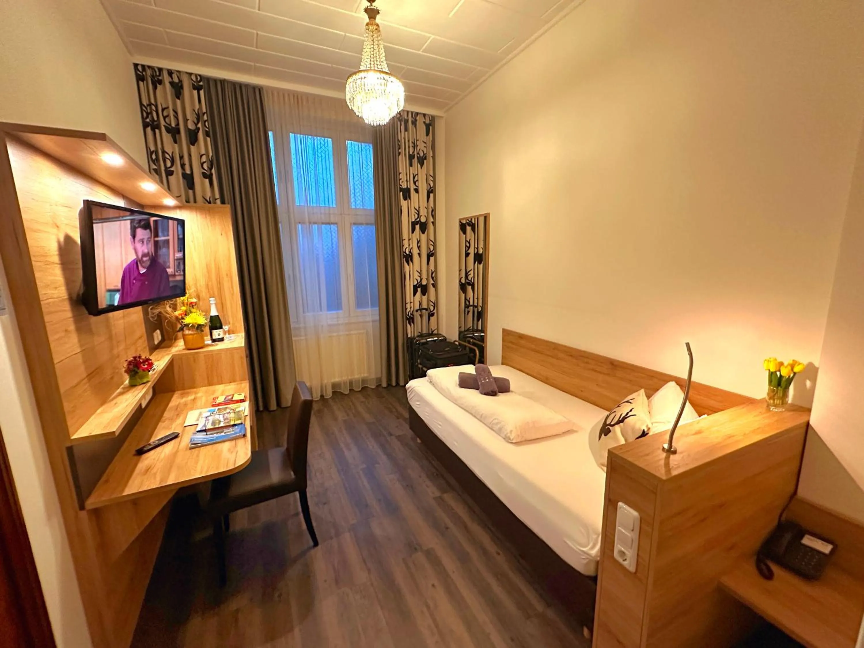 Photo of the whole room, Bed in Hotel am Markt Bacharach