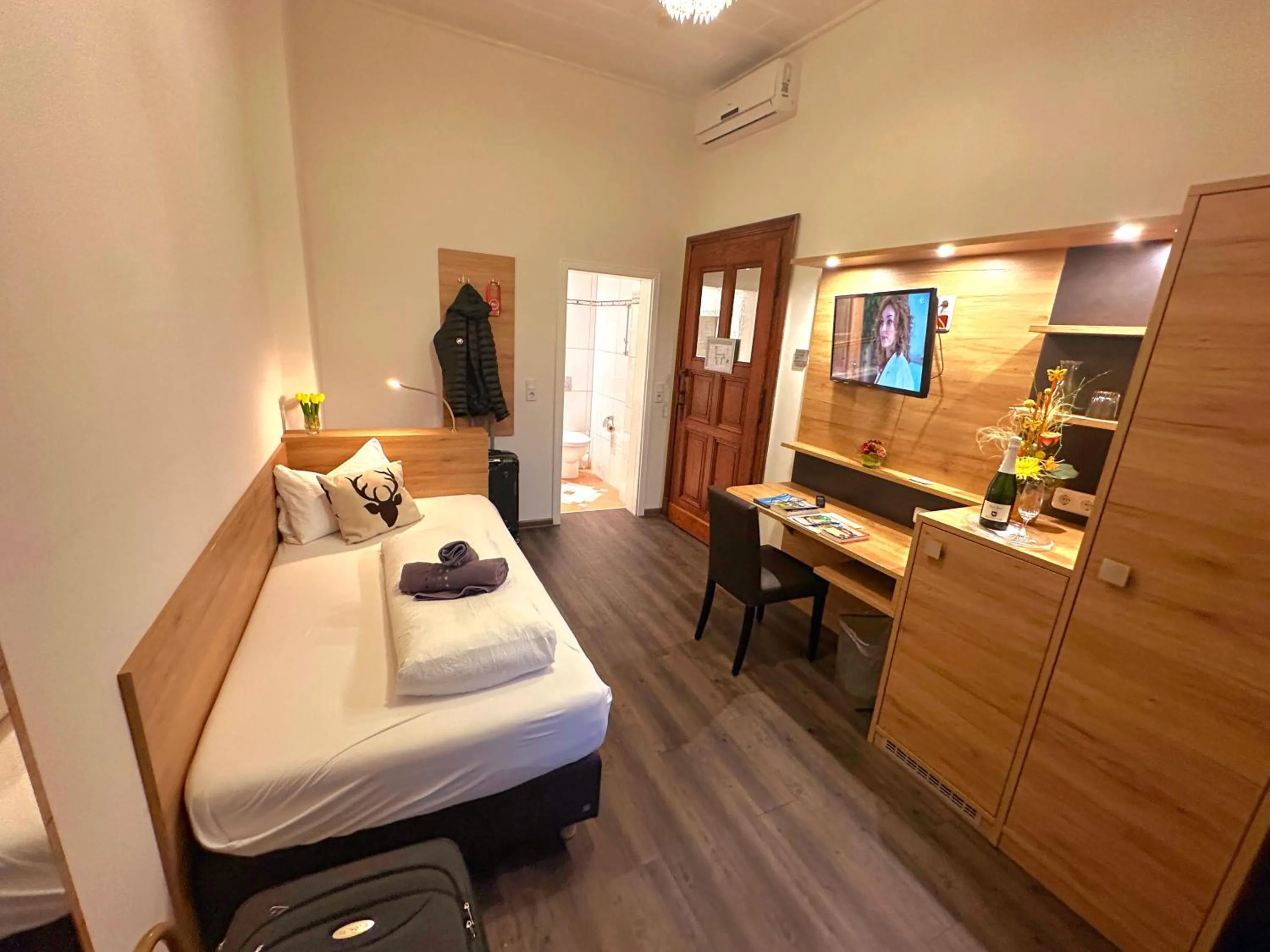 Photo of the whole room, Bed in Hotel am Markt Bacharach