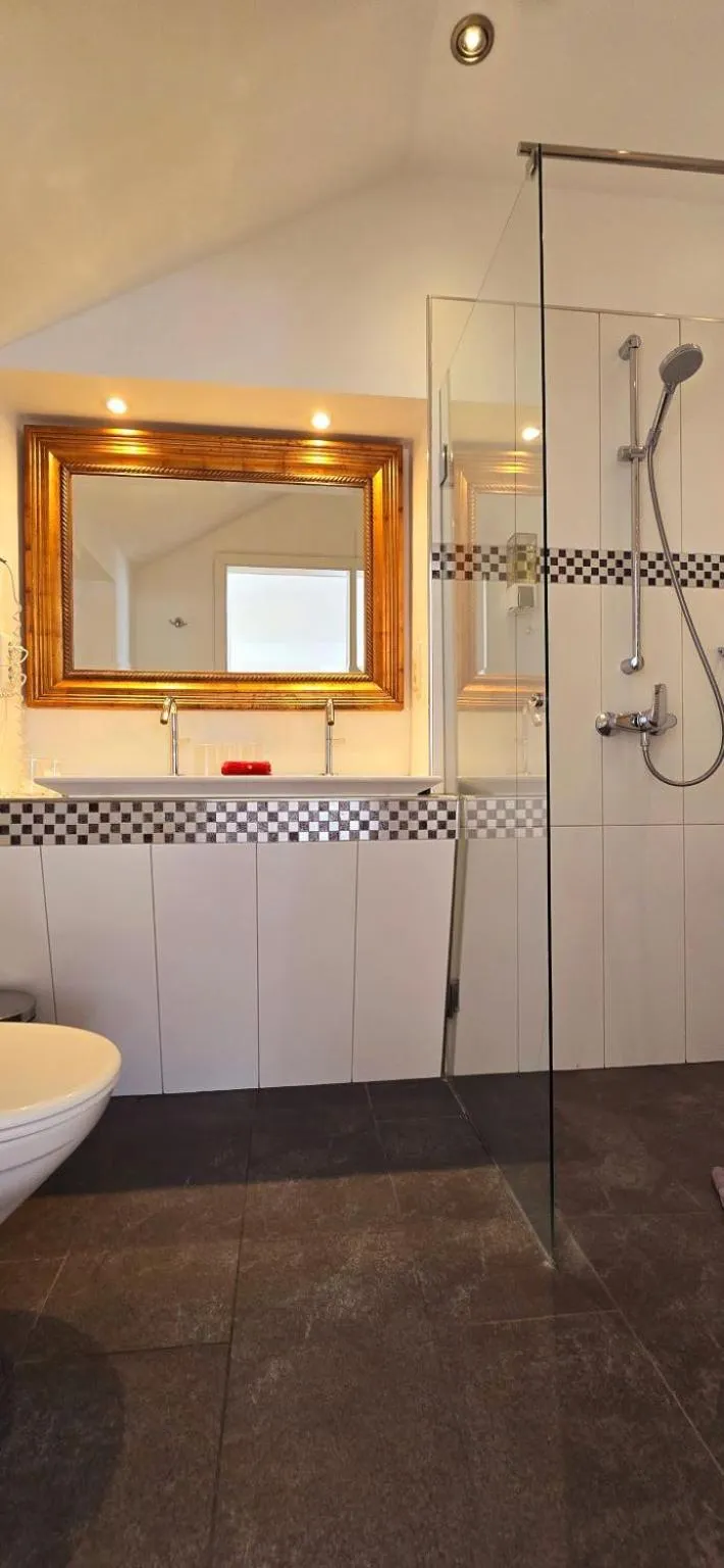 Shower in Hotel am Markt Bacharach