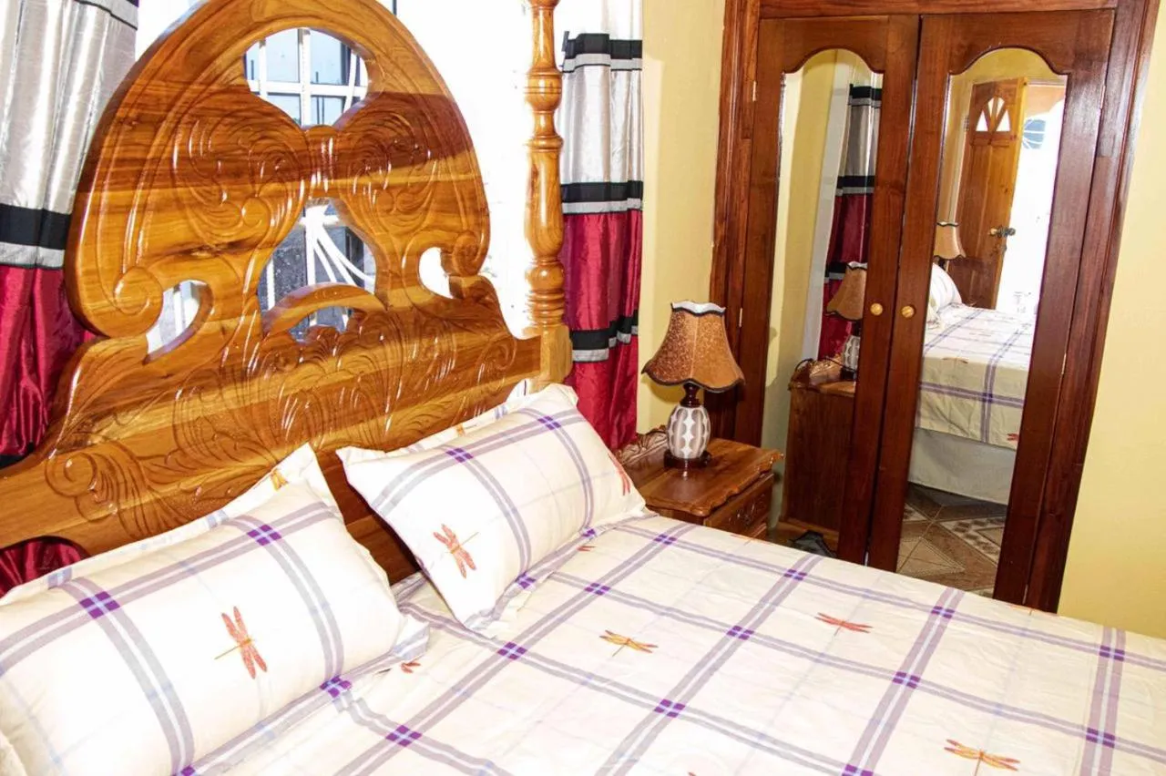 Bedroom, Bed in Bev's Rosevilla