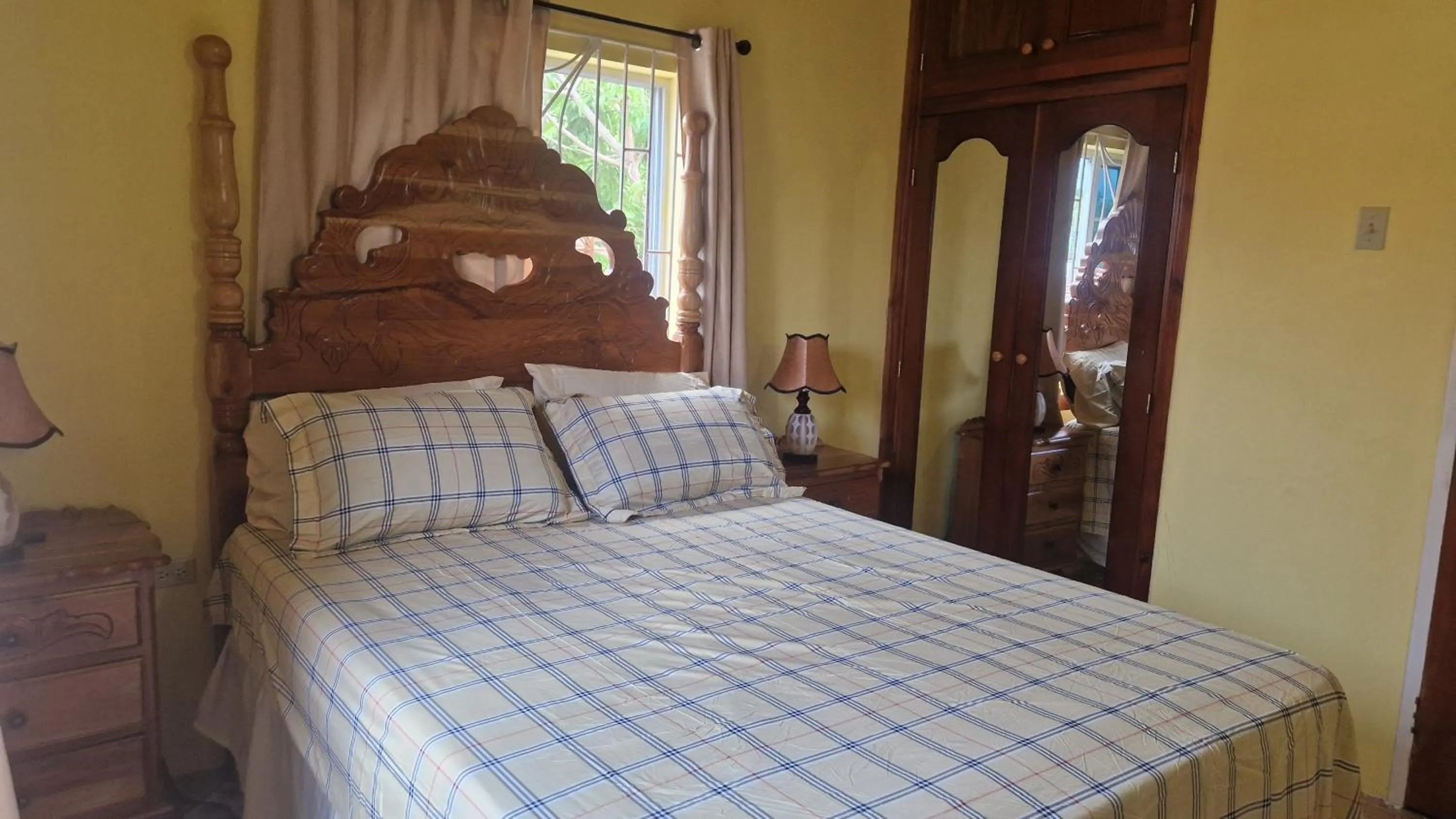 Photo of the whole room, Bed in Bev's Rosevilla