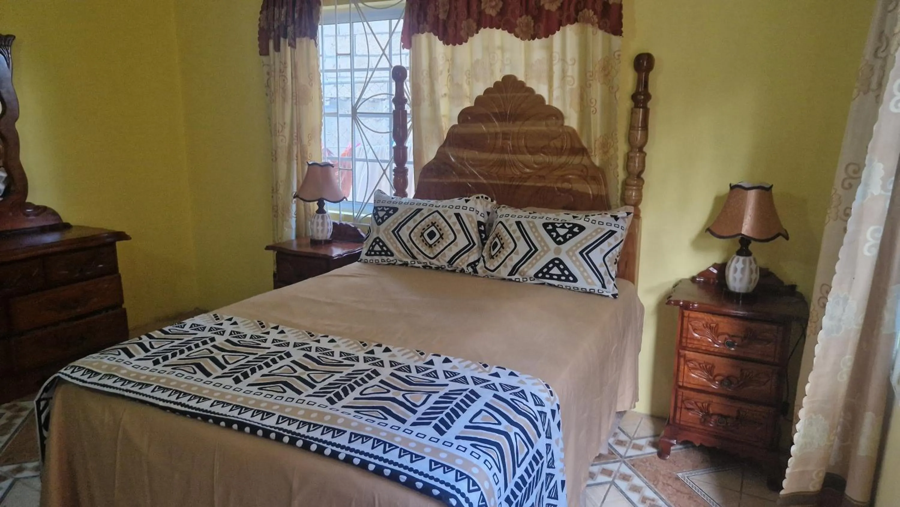 Photo of the whole room, Bed in Bev's Rosevilla