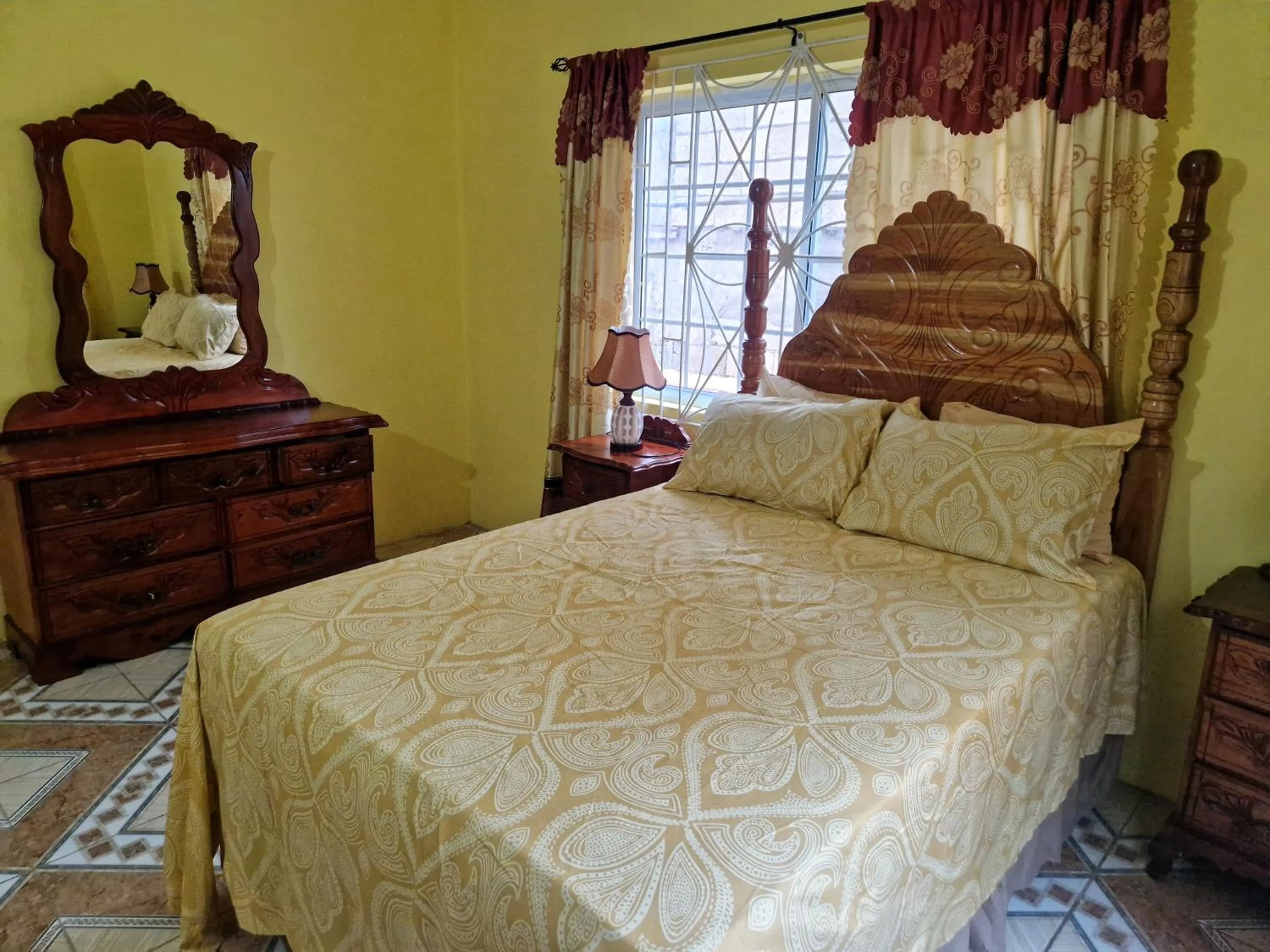 Bed in Bev's Rosevilla