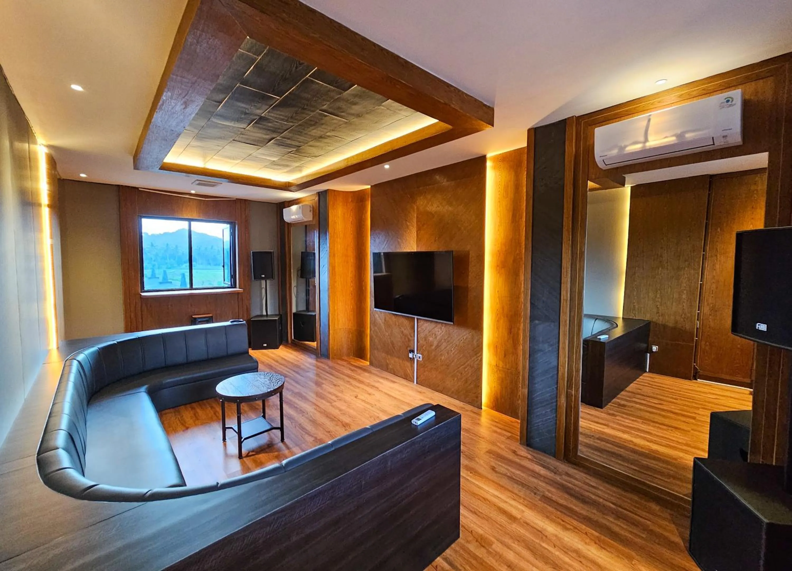 Karaoke in Hotel Le Temple Borobudur