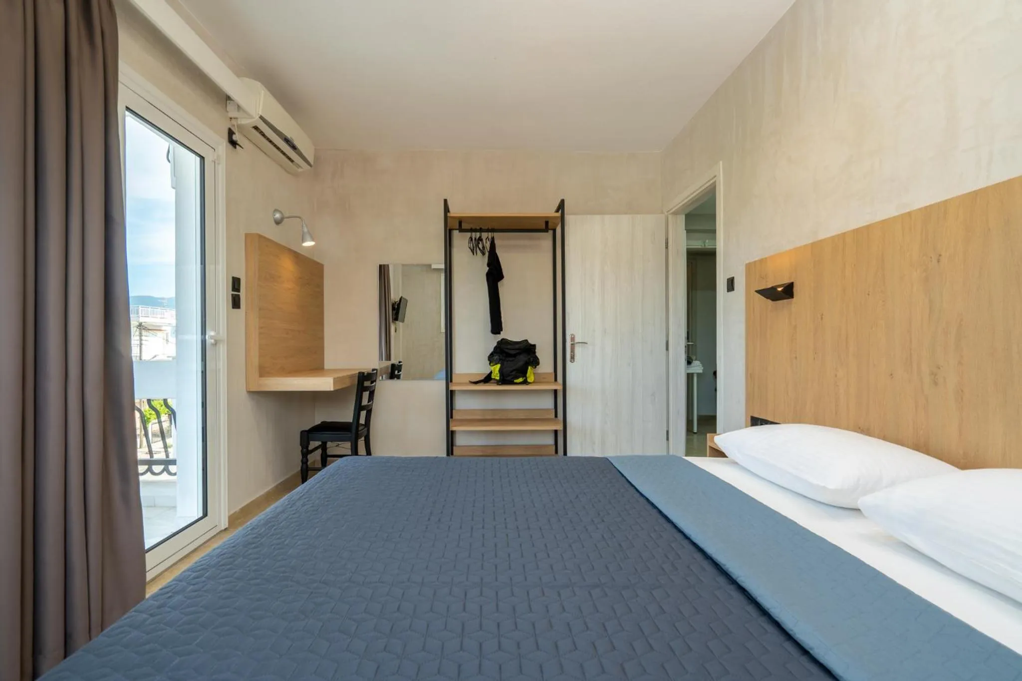 Photo of the whole room, Bed in Comfort Zefyros