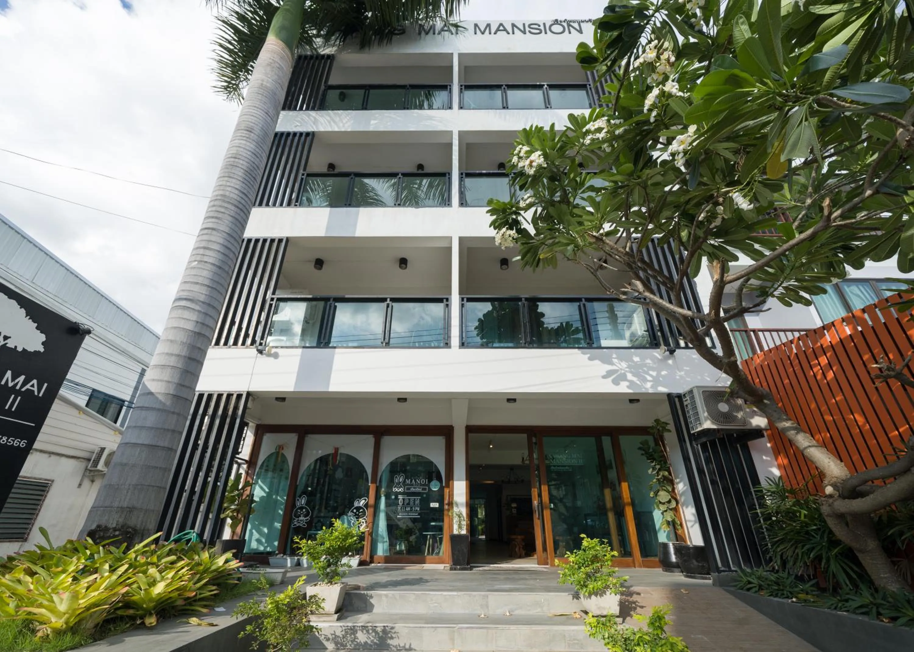 Facade/entrance in Chiang Mai Mansion 2