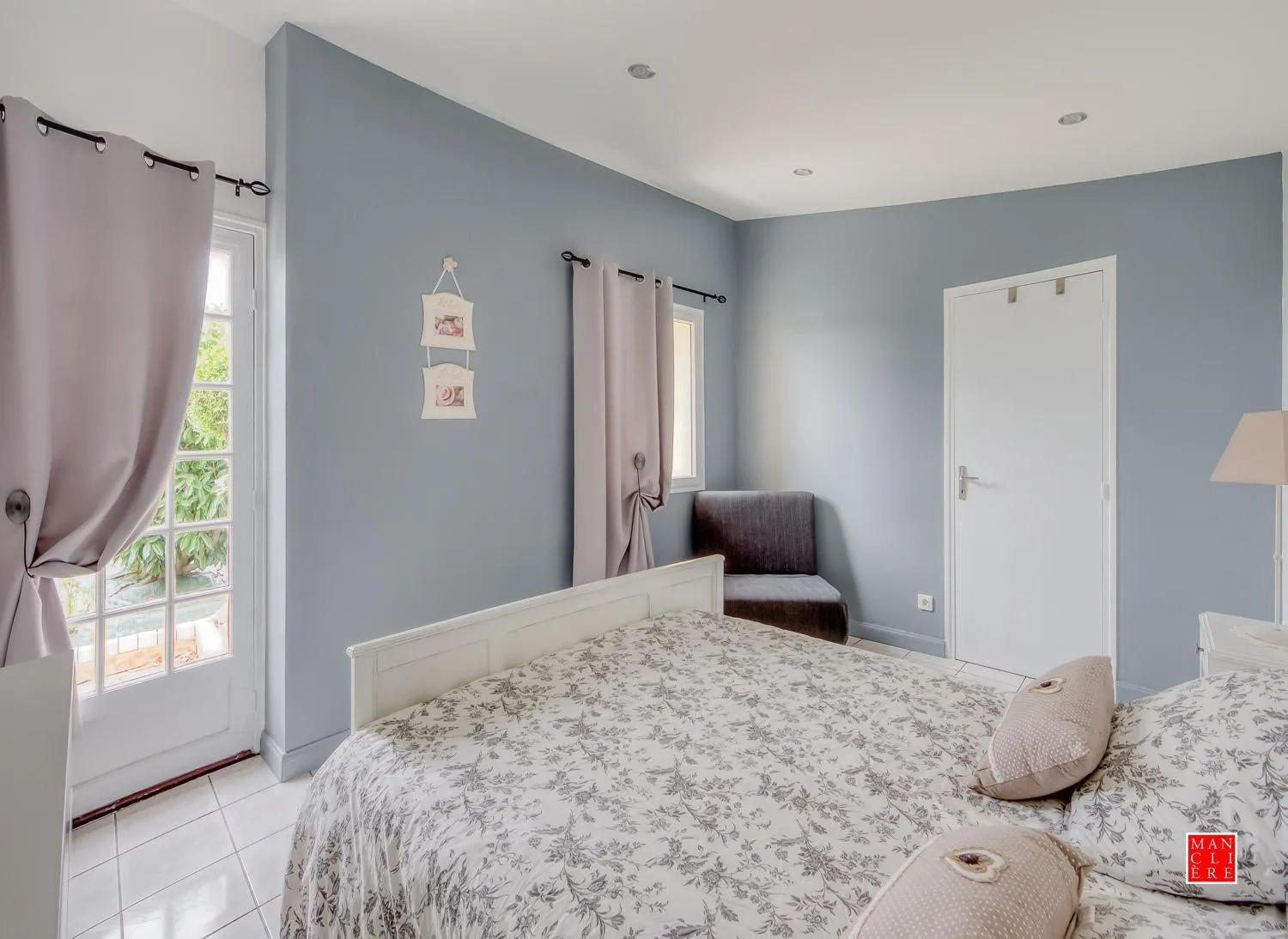 Bed in maison blanche piscine et petit déjeuner