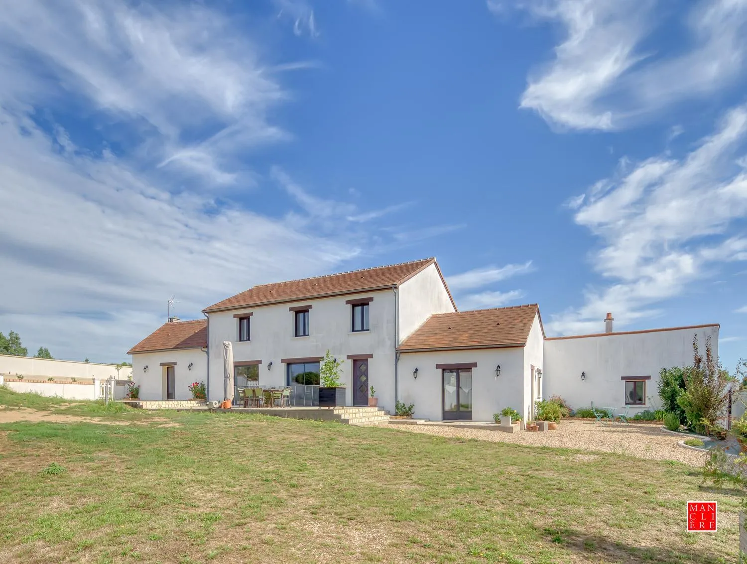 maison blanche piscine et petit déjeuner