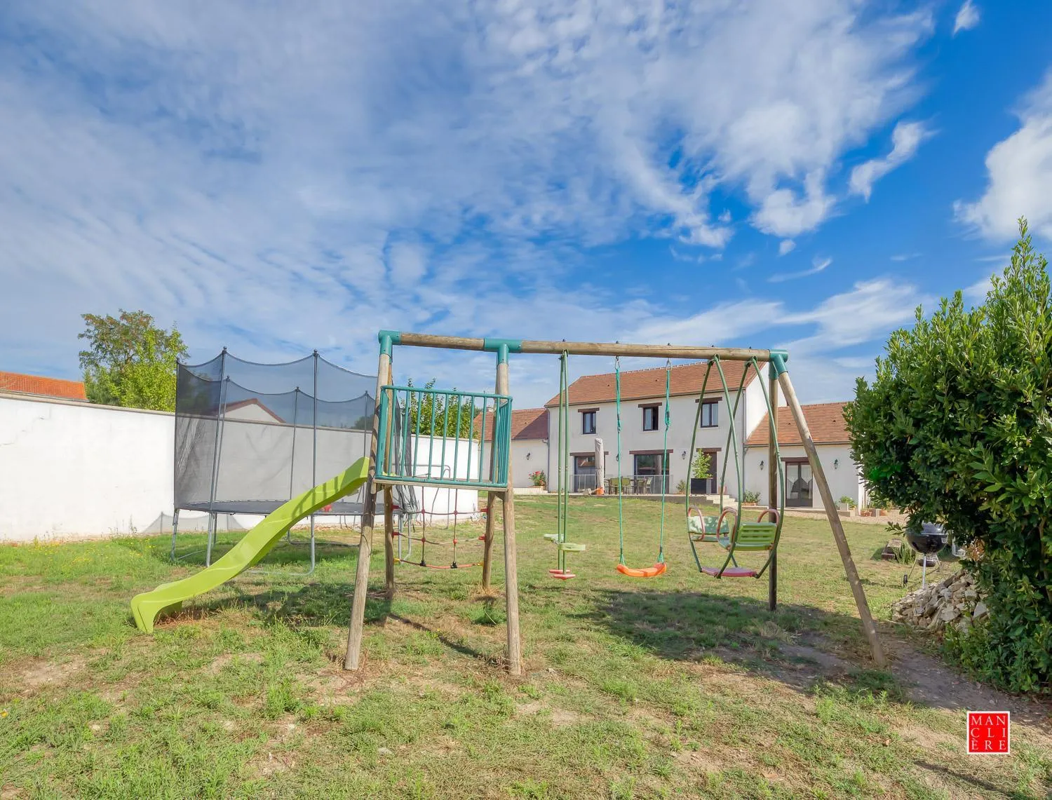 maison blanche piscine et petit déjeuner