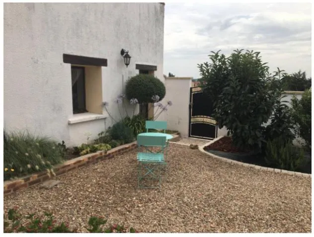 maison blanche piscine et petit déjeuner