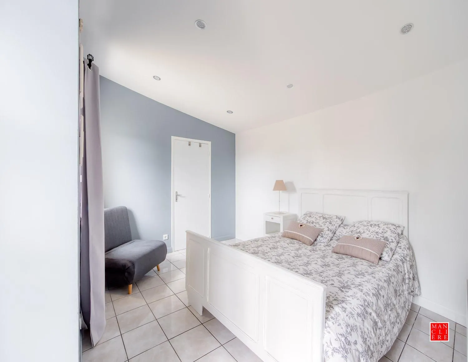 Bed in maison blanche piscine et petit déjeuner