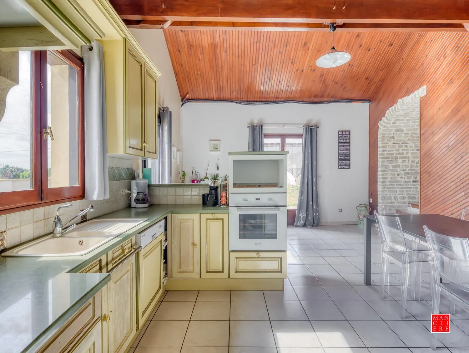 maison blanche piscine et petit déjeuner