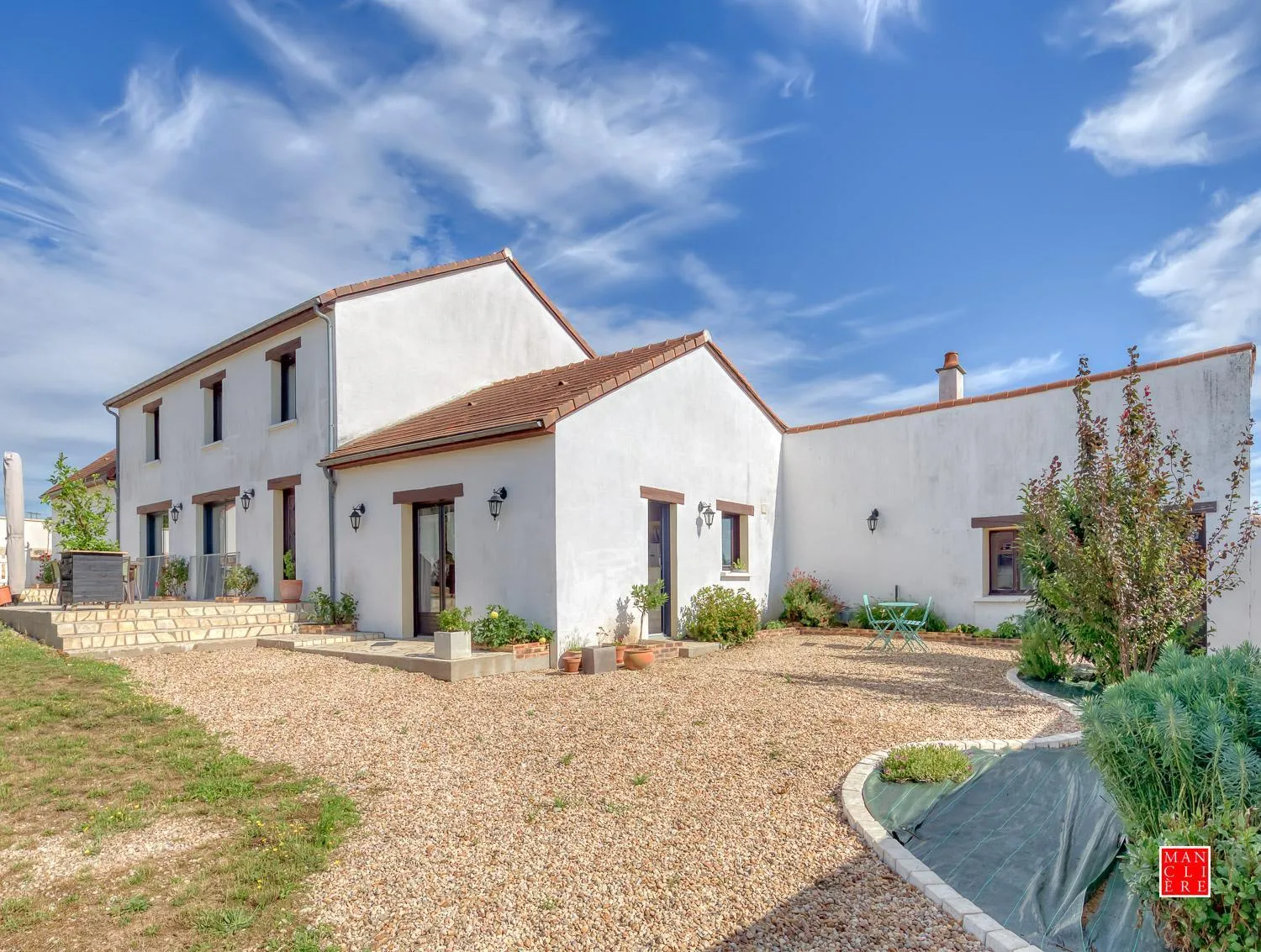 maison blanche piscine et petit déjeuner