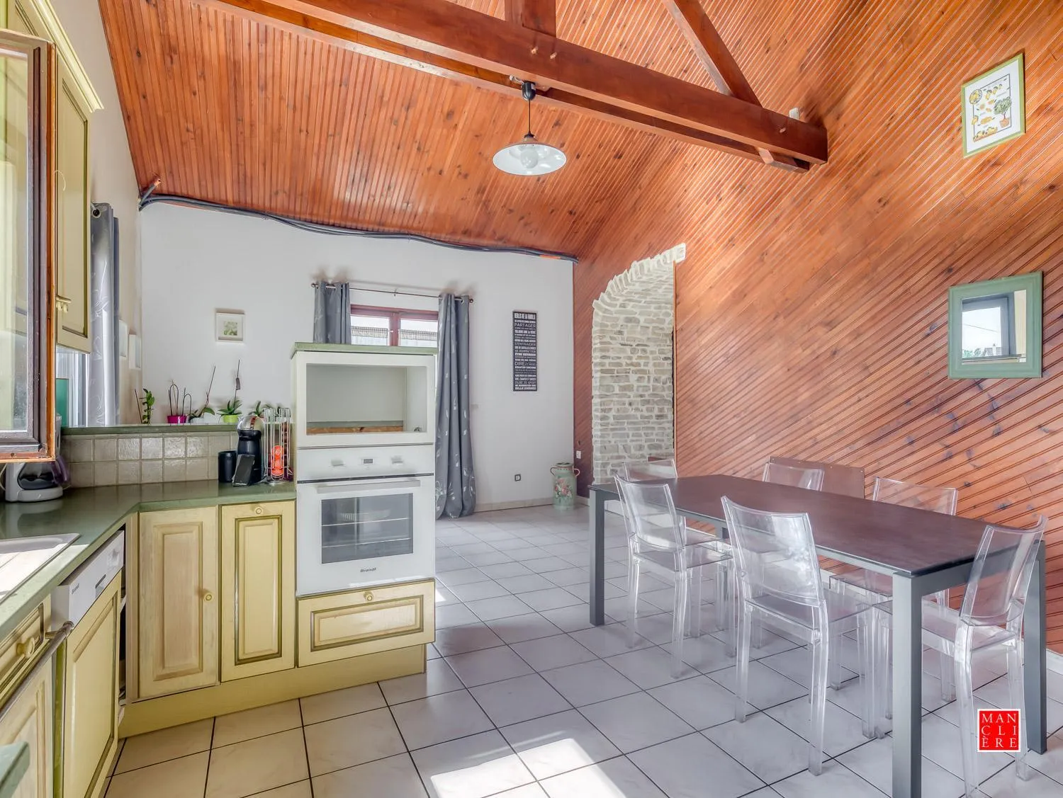 maison blanche piscine et petit déjeuner