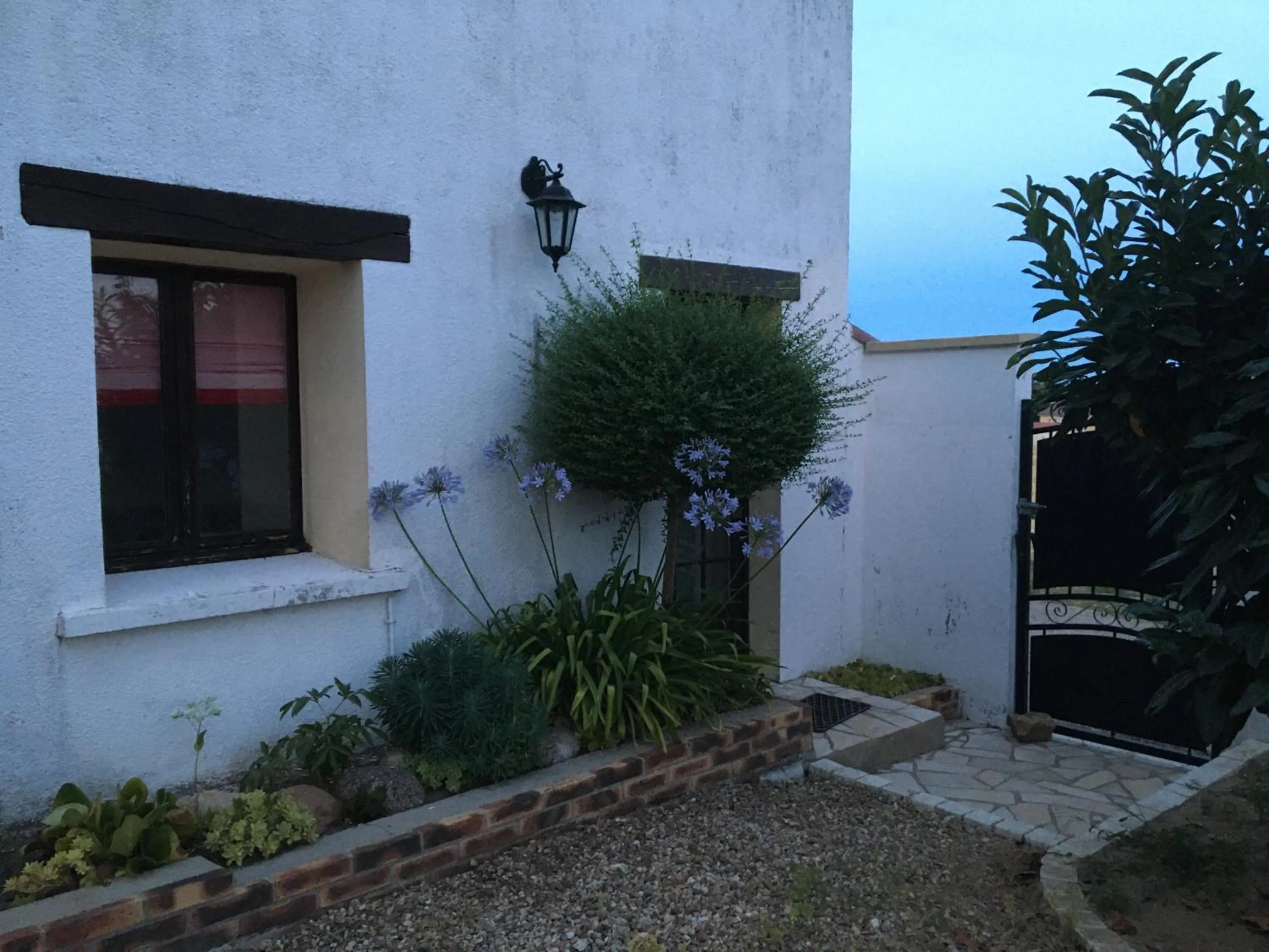 maison blanche piscine et petit déjeuner