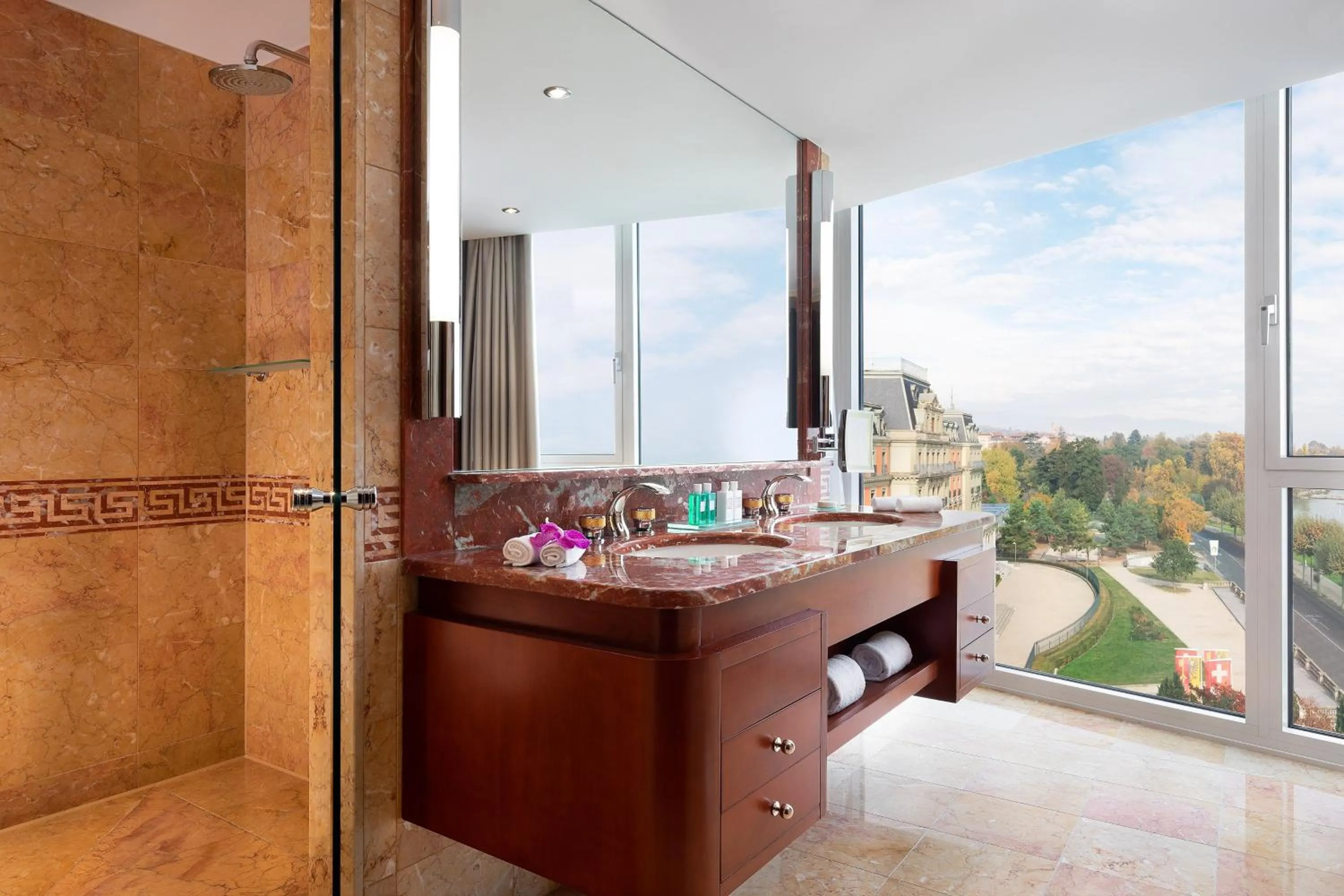 Bathroom in Hotel President Wilson, a Luxury Collection Hotel, Geneva