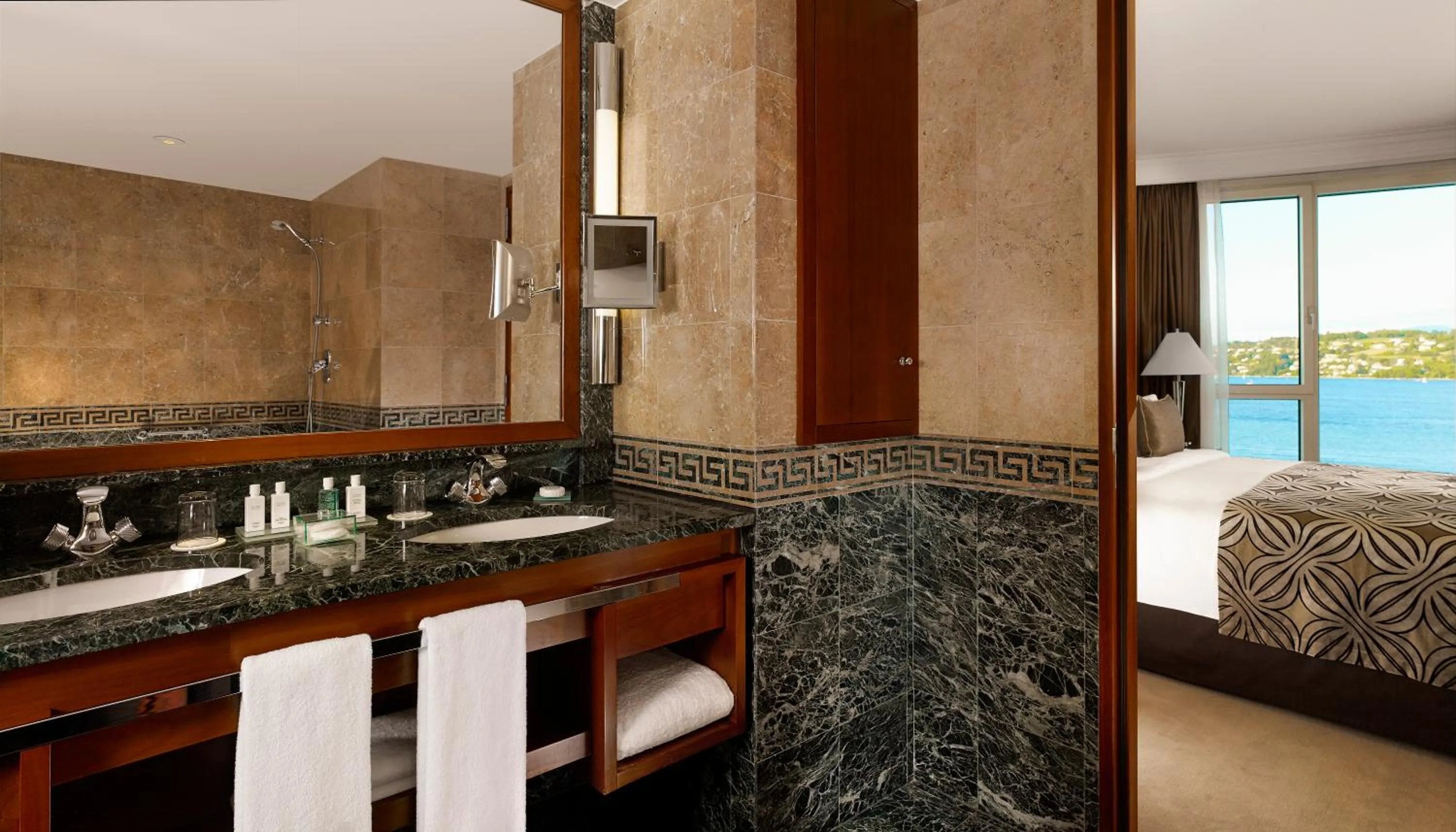 Bathroom, Bed in Hotel President Wilson, a Luxury Collection Hotel, Geneva