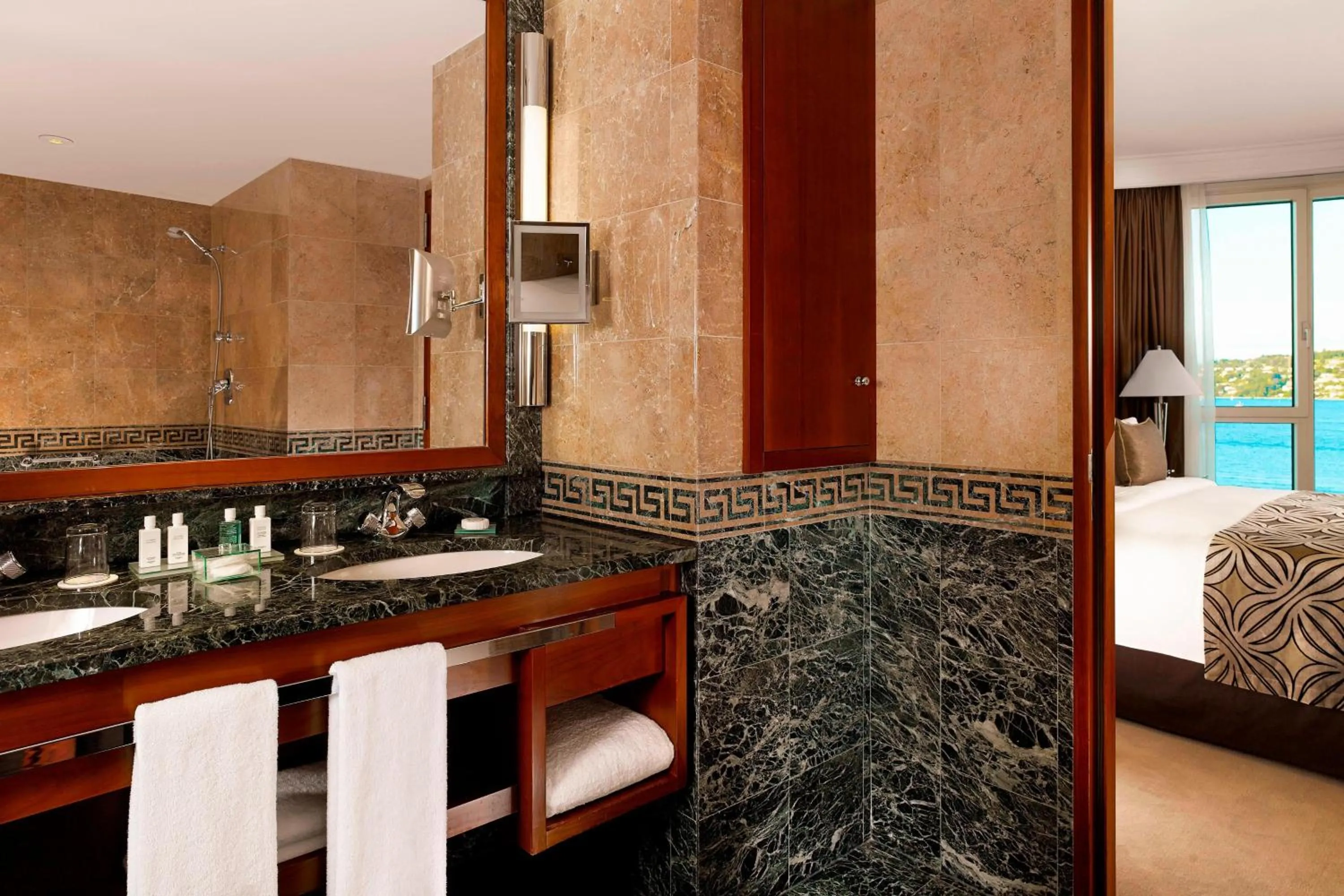 Bathroom, Bed in Hotel President Wilson, a Luxury Collection Hotel, Geneva