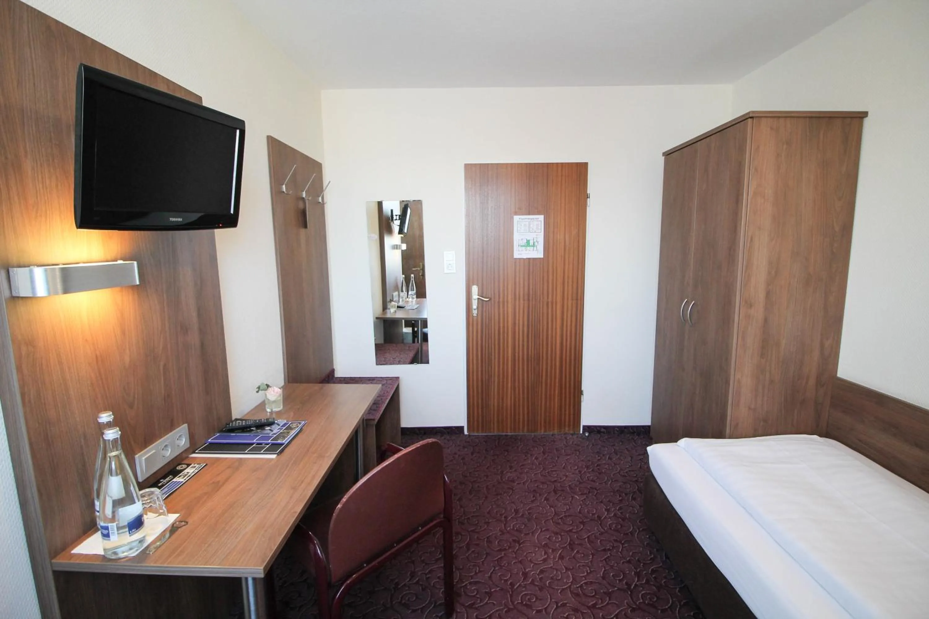 Photo of the whole room, Bed in Hotel am Zoo