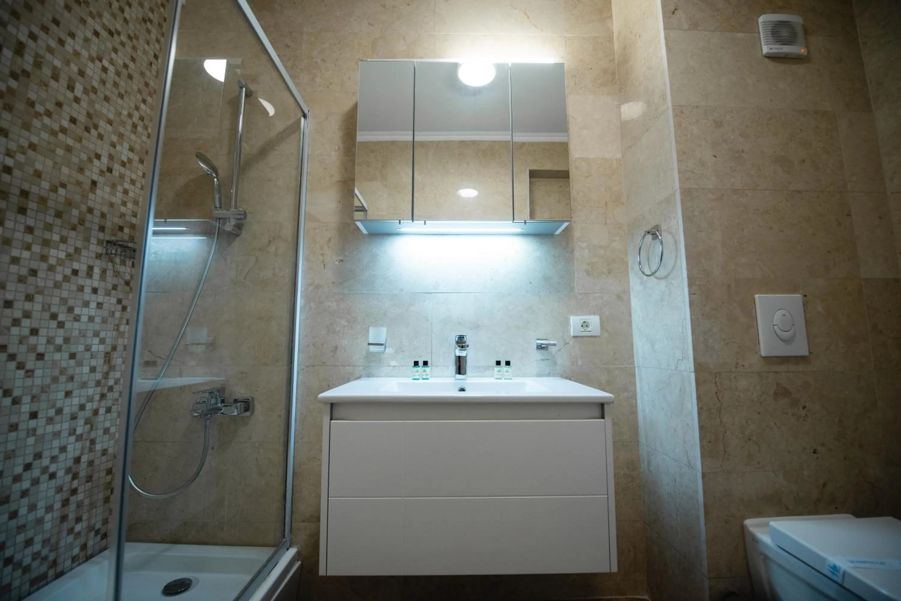 Shower in Solid Magic Apart Hotel