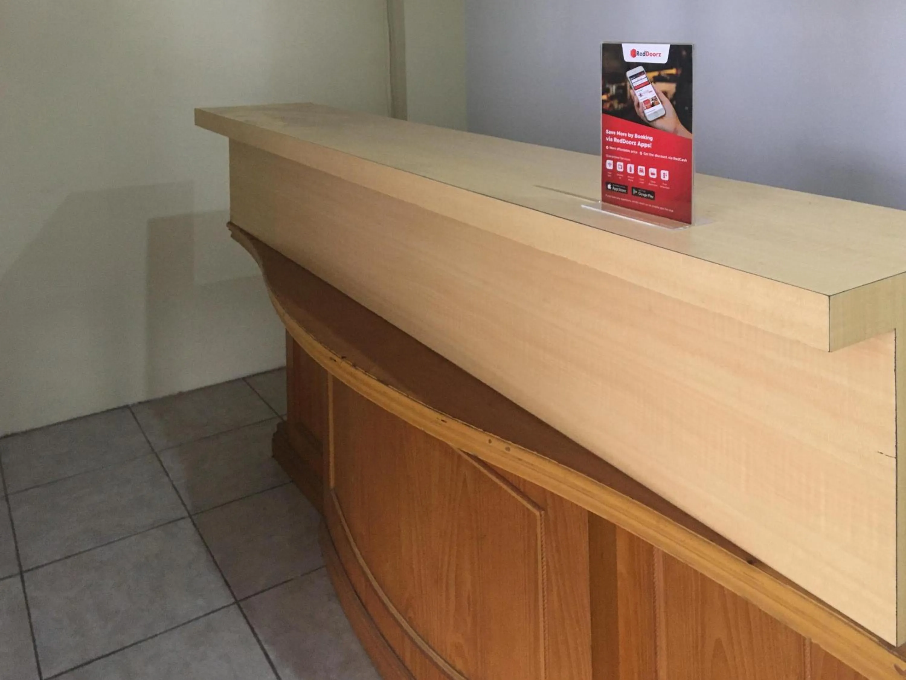 Facade/entrance in RedDoorz near Institut Kesehatan Helvetia