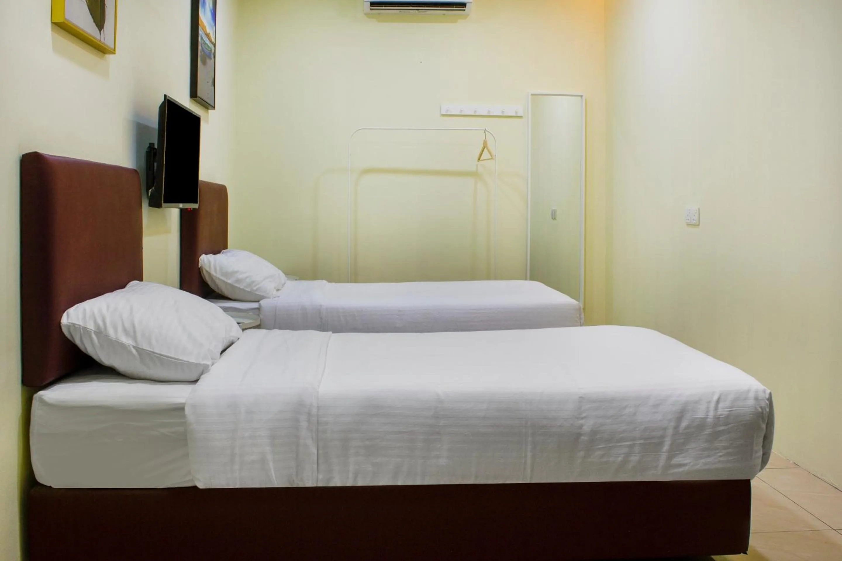 Bedroom, Bed in Hotel O Roselyn Inn 2