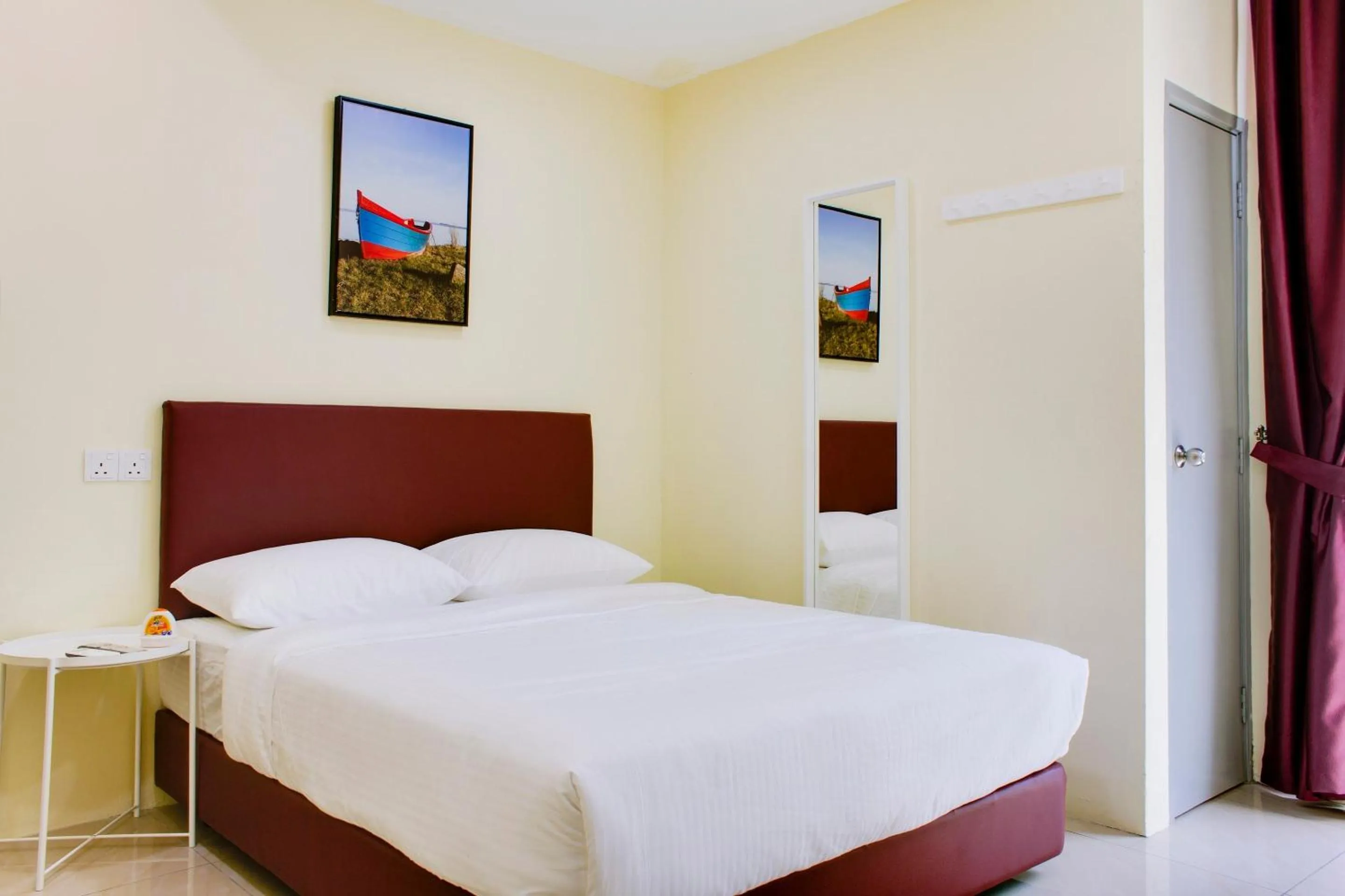 Bedroom, Bed in Hotel O Roselyn Inn 2