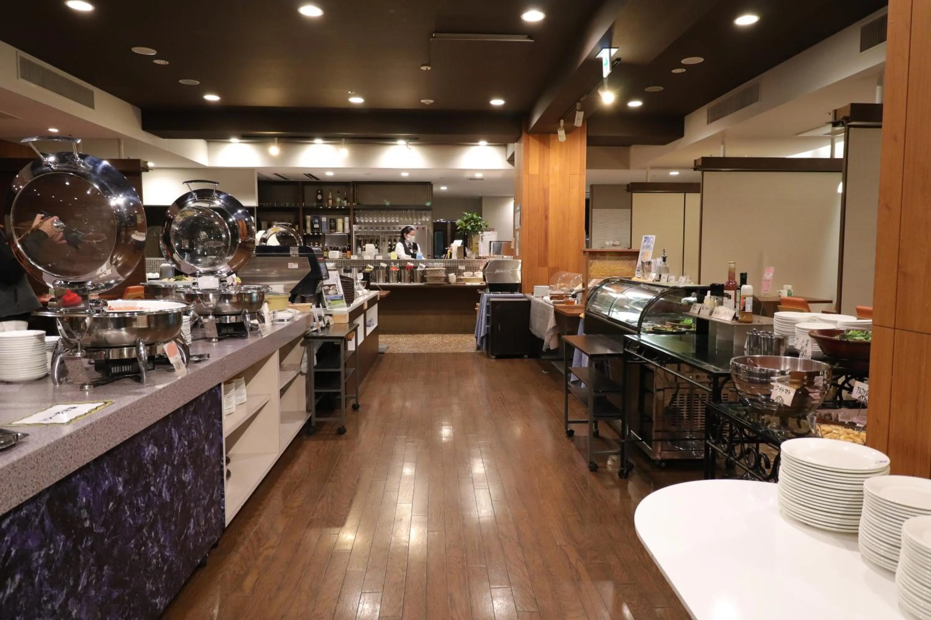 Restaurant/places to eat in Silk Hotel