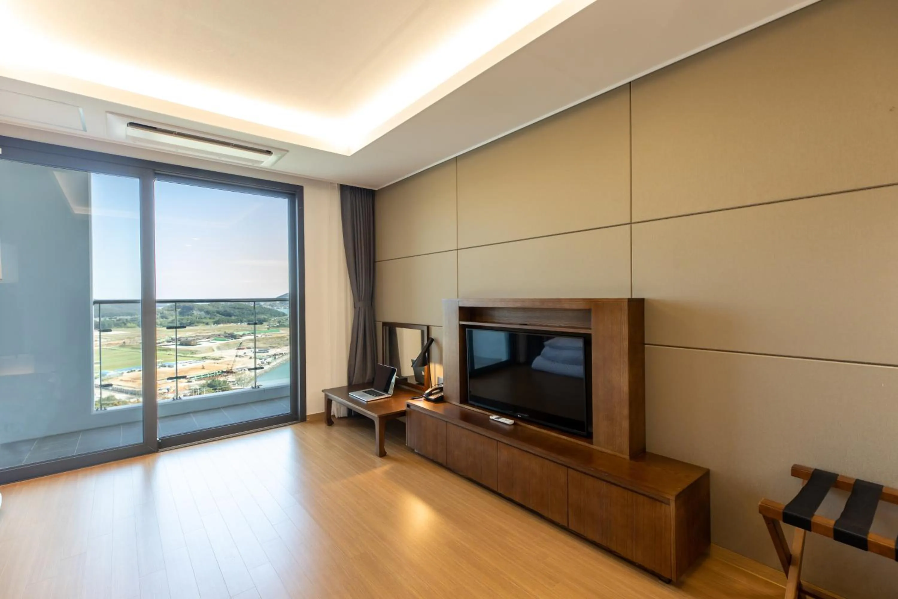 TV and multimedia in Ramada Plaza by Wyndham Dolsan Yeosu