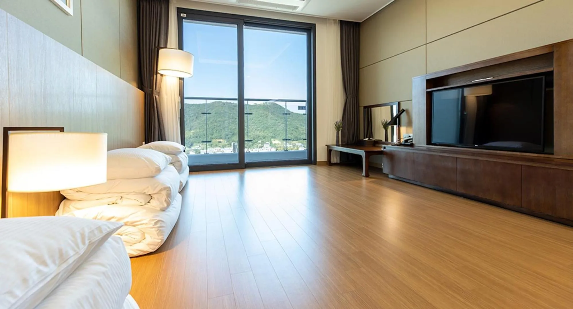 TV and multimedia, Bed in Ramada Plaza by Wyndham Dolsan Yeosu