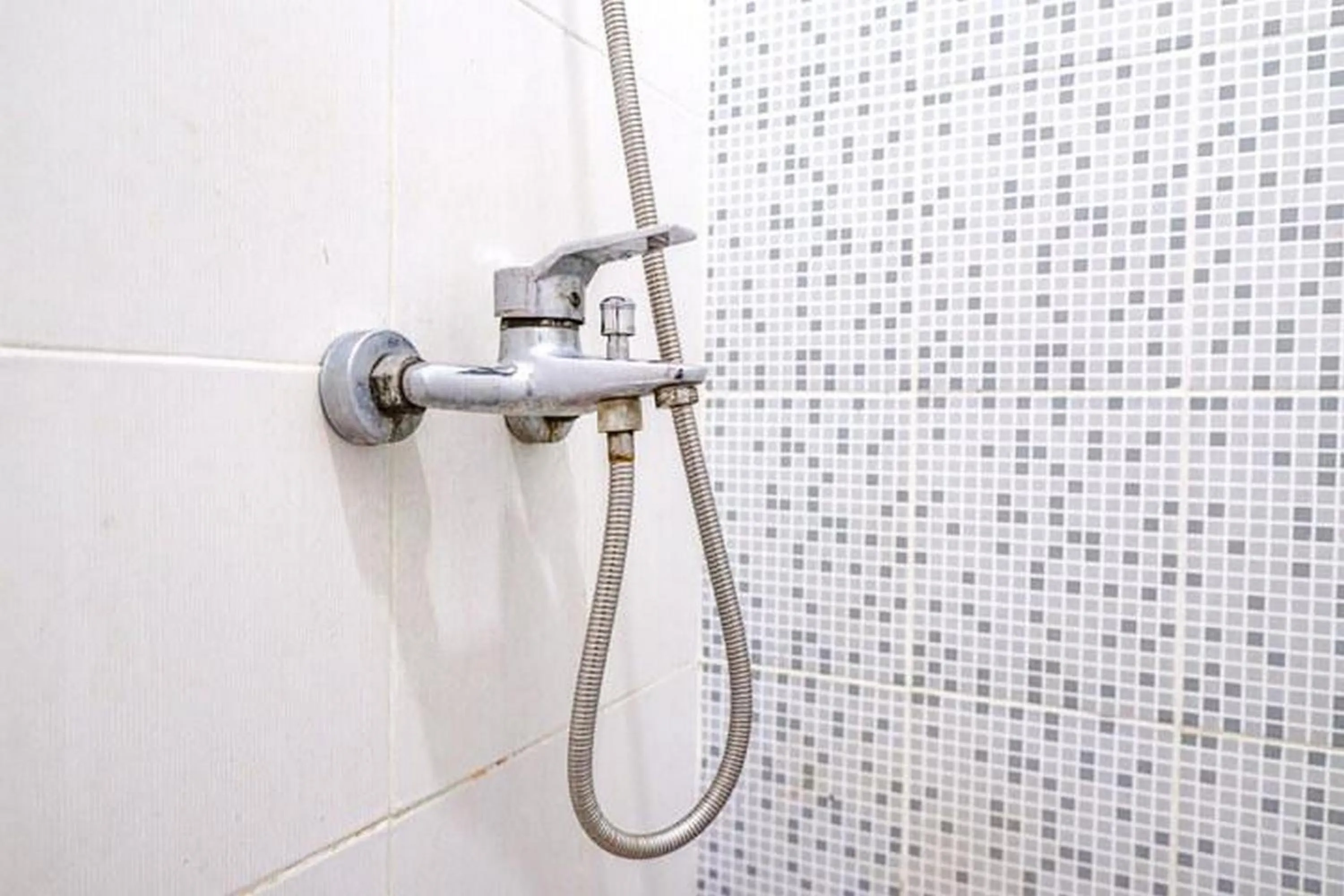 Bathroom in RedDoorz at Mayjen Sungkono Surabaya