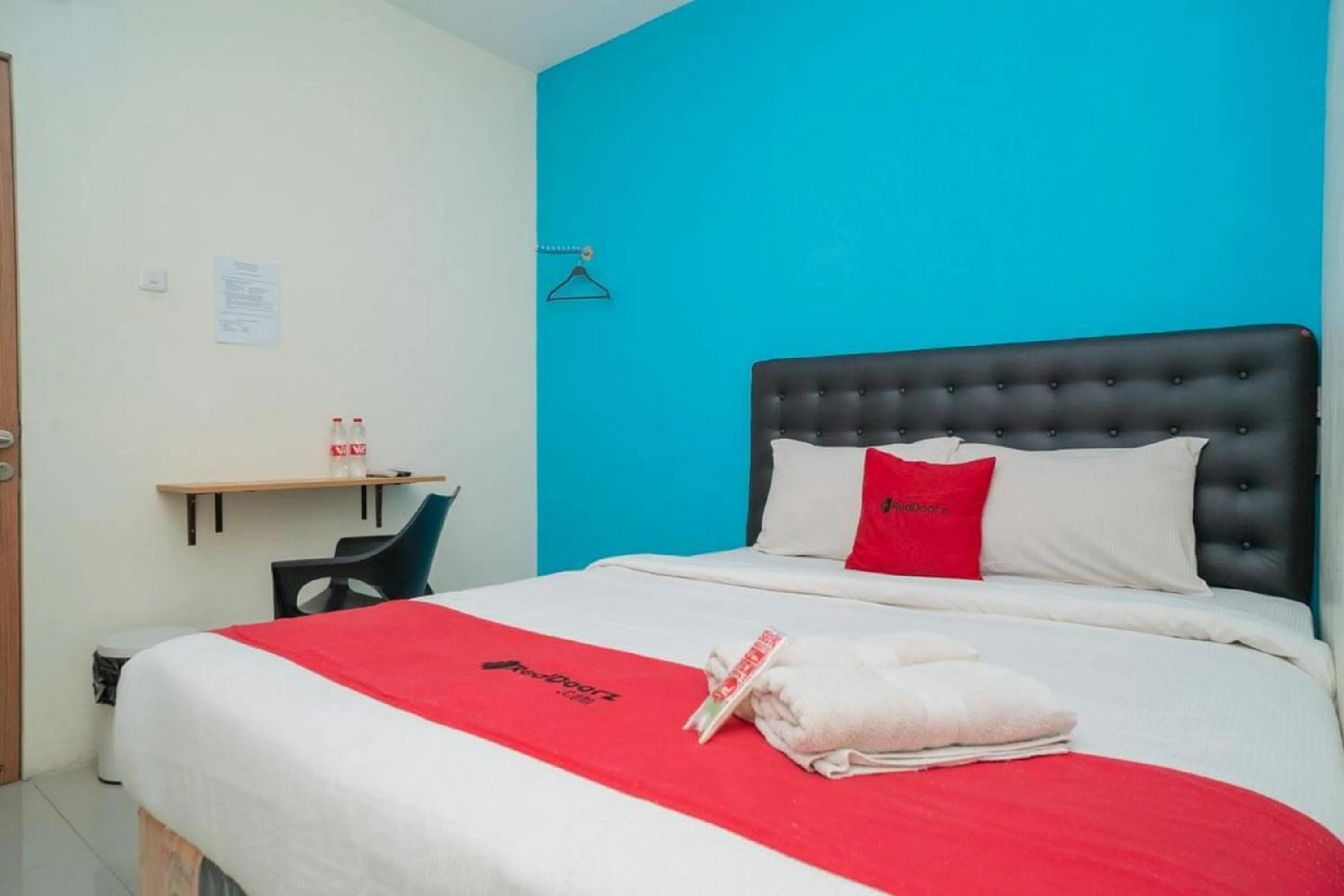 Bedroom, Bed in RedDoorz at Mayjen Sungkono Surabaya