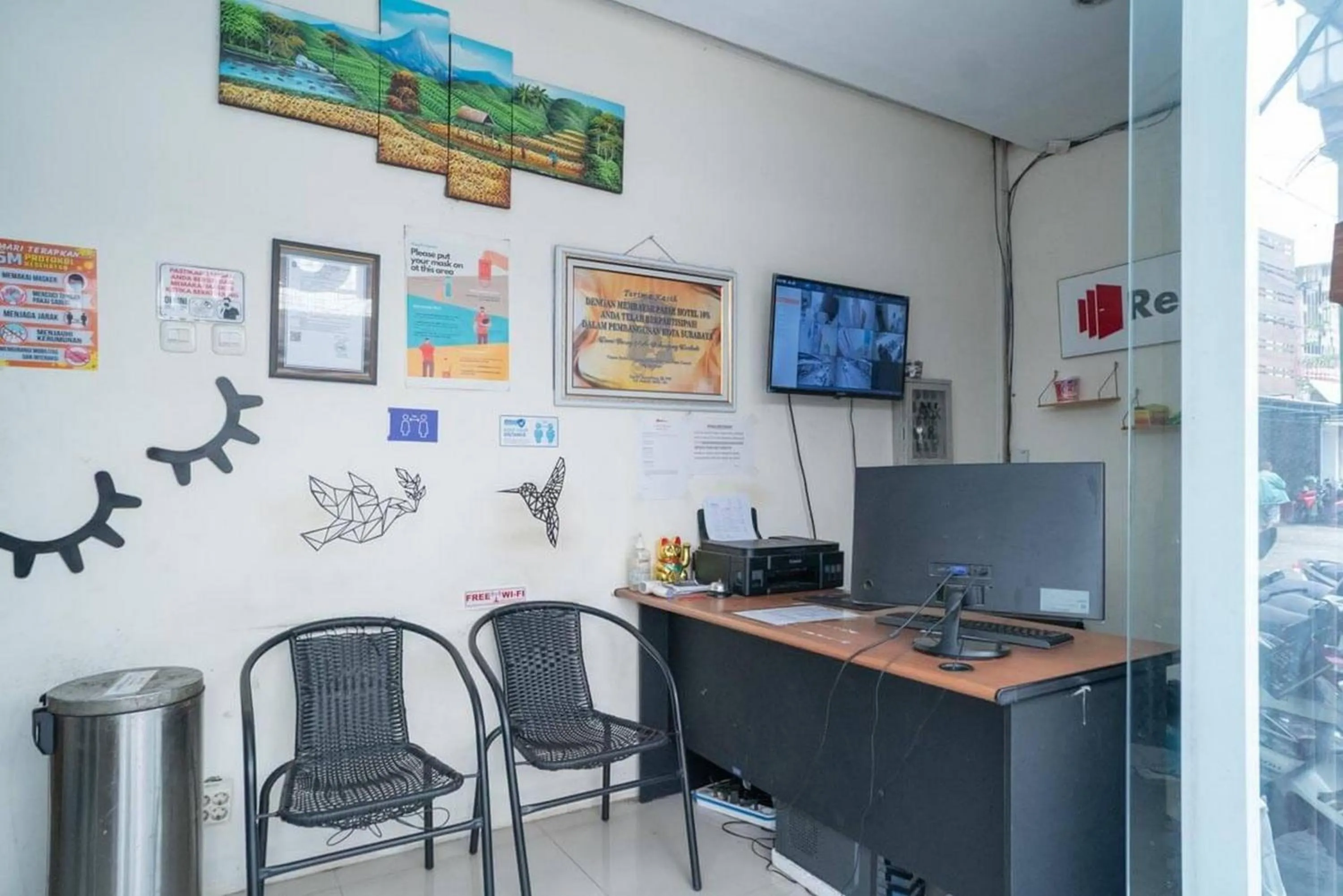 Lobby or reception in RedDoorz at Mayjen Sungkono Surabaya