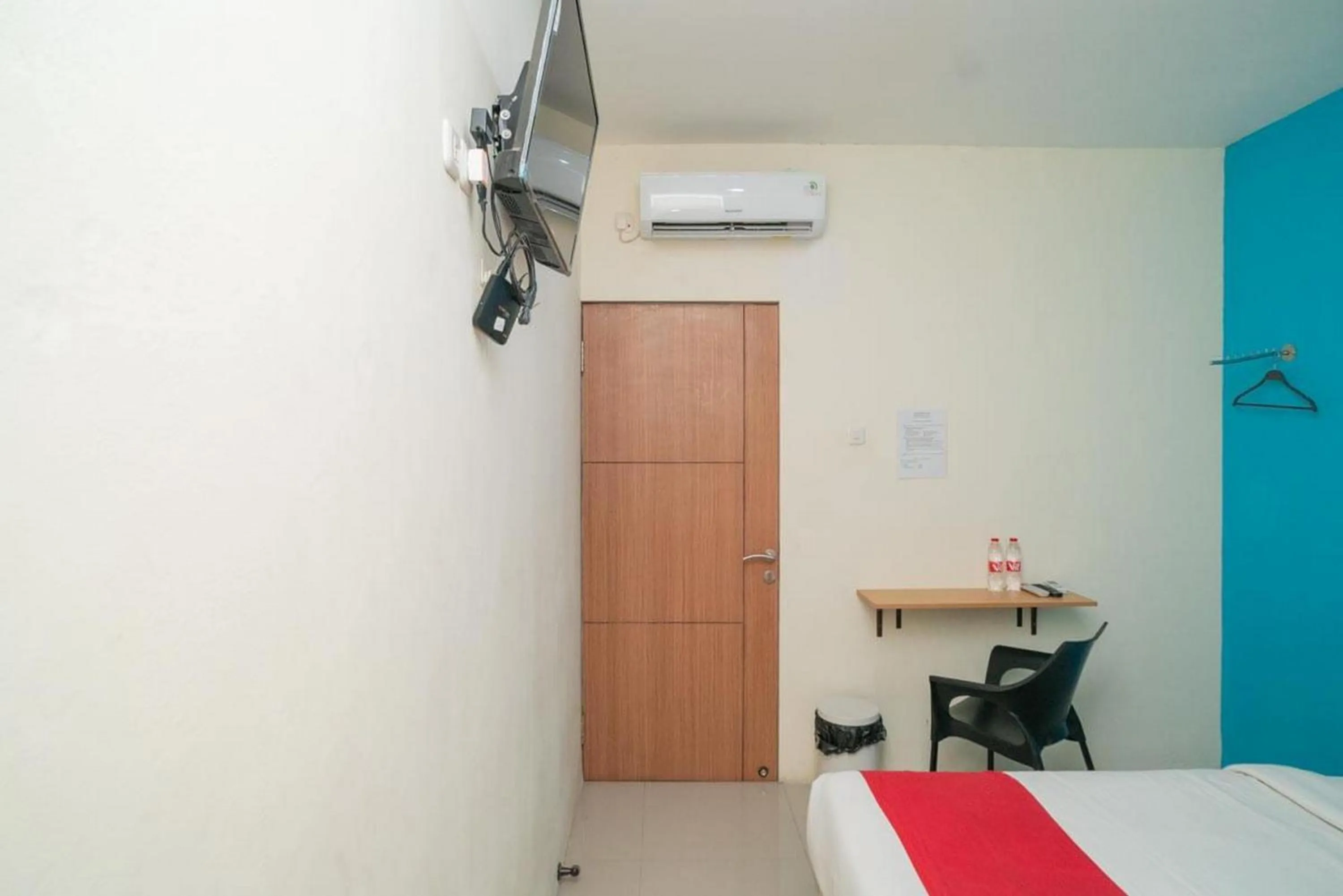 Bedroom, Bed in RedDoorz at Mayjen Sungkono Surabaya