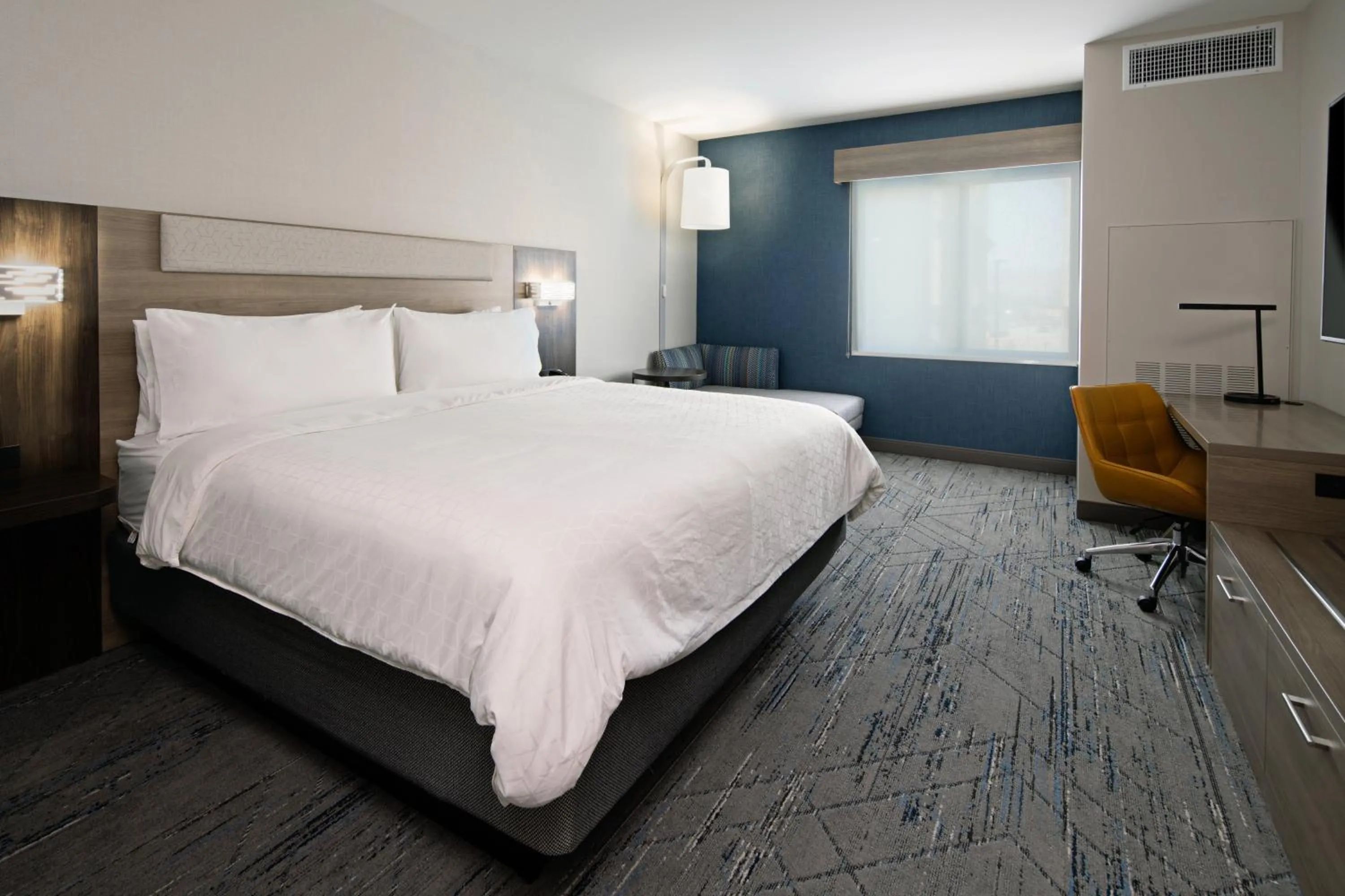 Photo of the whole room, Bed in Holiday Inn Express & Suites - Valencia - Santa Clarita by IHG