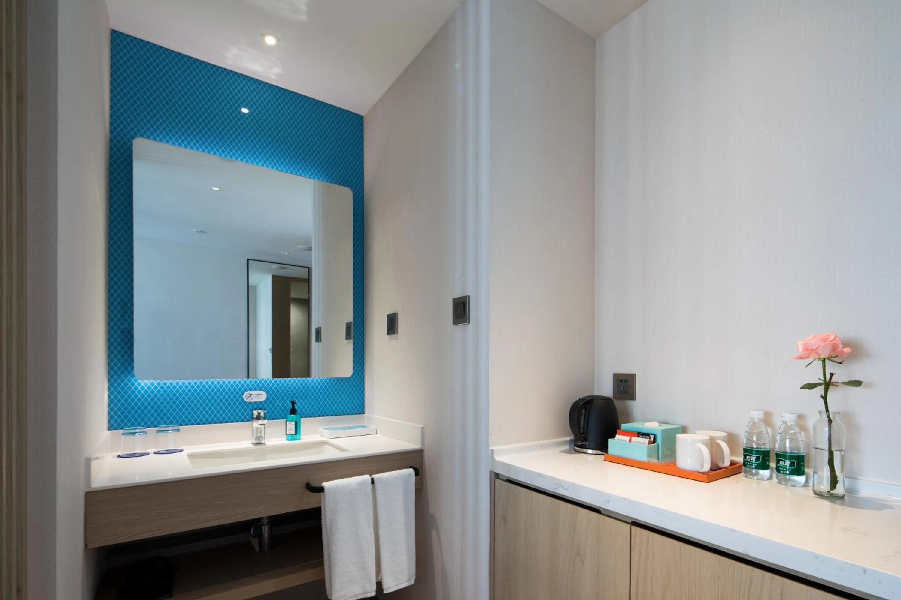 Photo of the whole room in Holiday Inn Express Shenzhen Haiyuan City by IHG