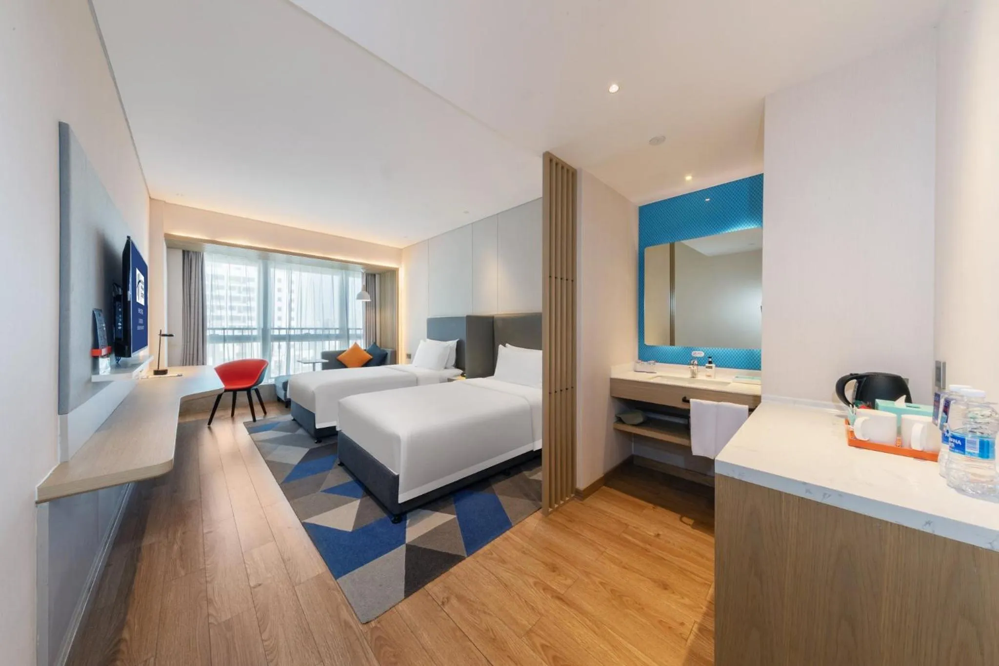 Photo of the whole room, Bed in Holiday Inn Express Shenzhen Haiyuan City by IHG