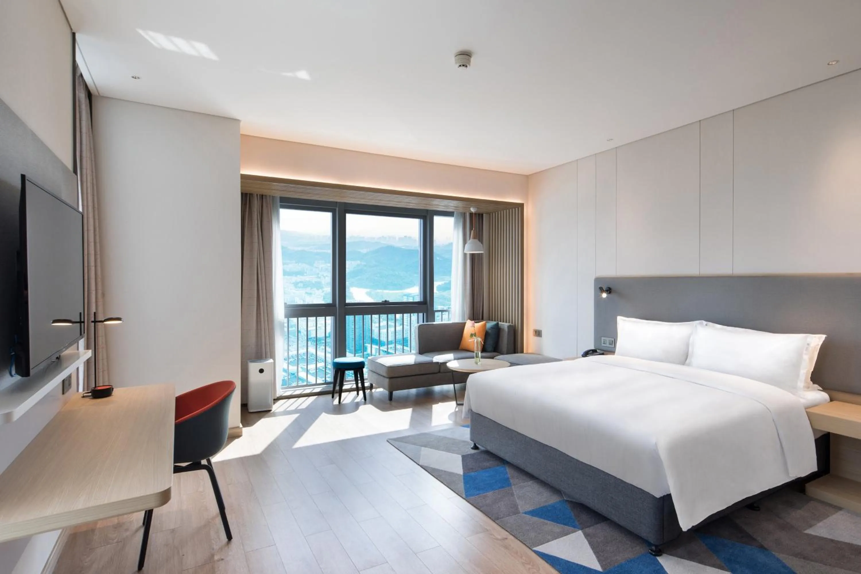 Photo of the whole room, Bed in Holiday Inn Express Shenzhen Haiyuan City by IHG