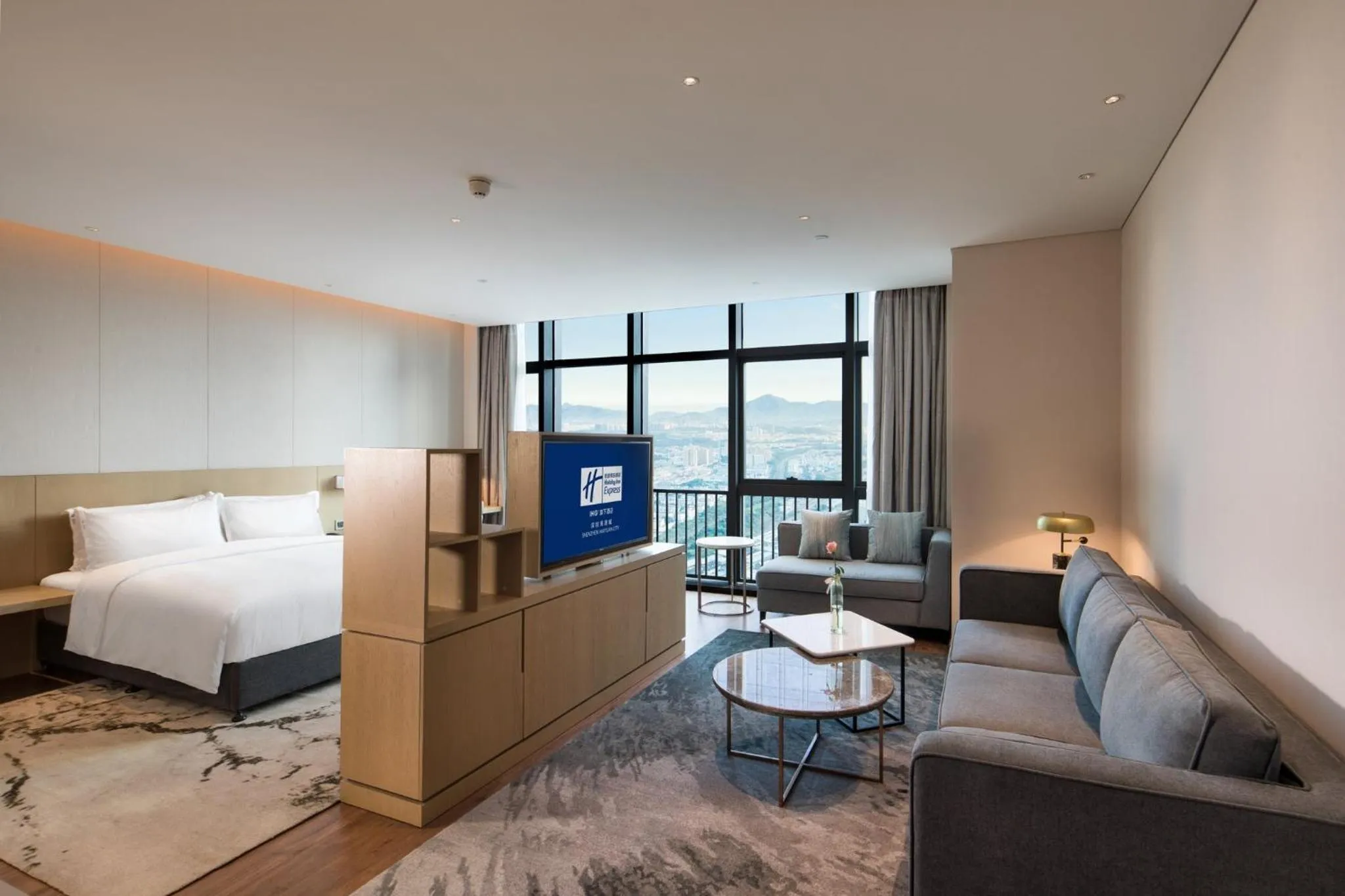 Photo of the whole room, Bed in Holiday Inn Express Shenzhen Haiyuan City by IHG