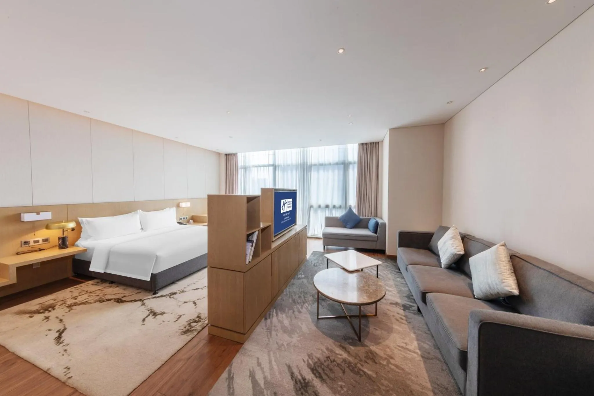 Photo of the whole room, Bed in Holiday Inn Express Shenzhen Haiyuan City by IHG