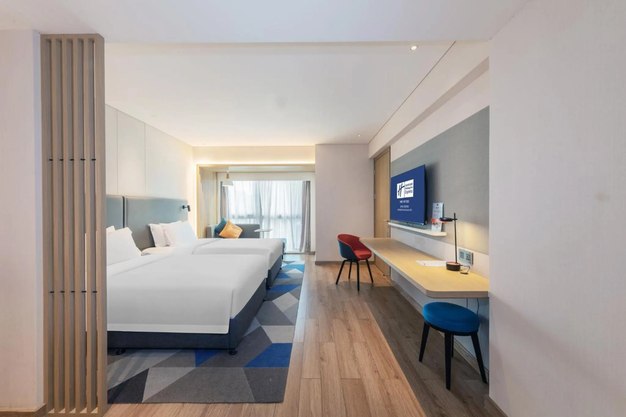 Photo of the whole room, Bed in Holiday Inn Express Shenzhen Haiyuan City by IHG