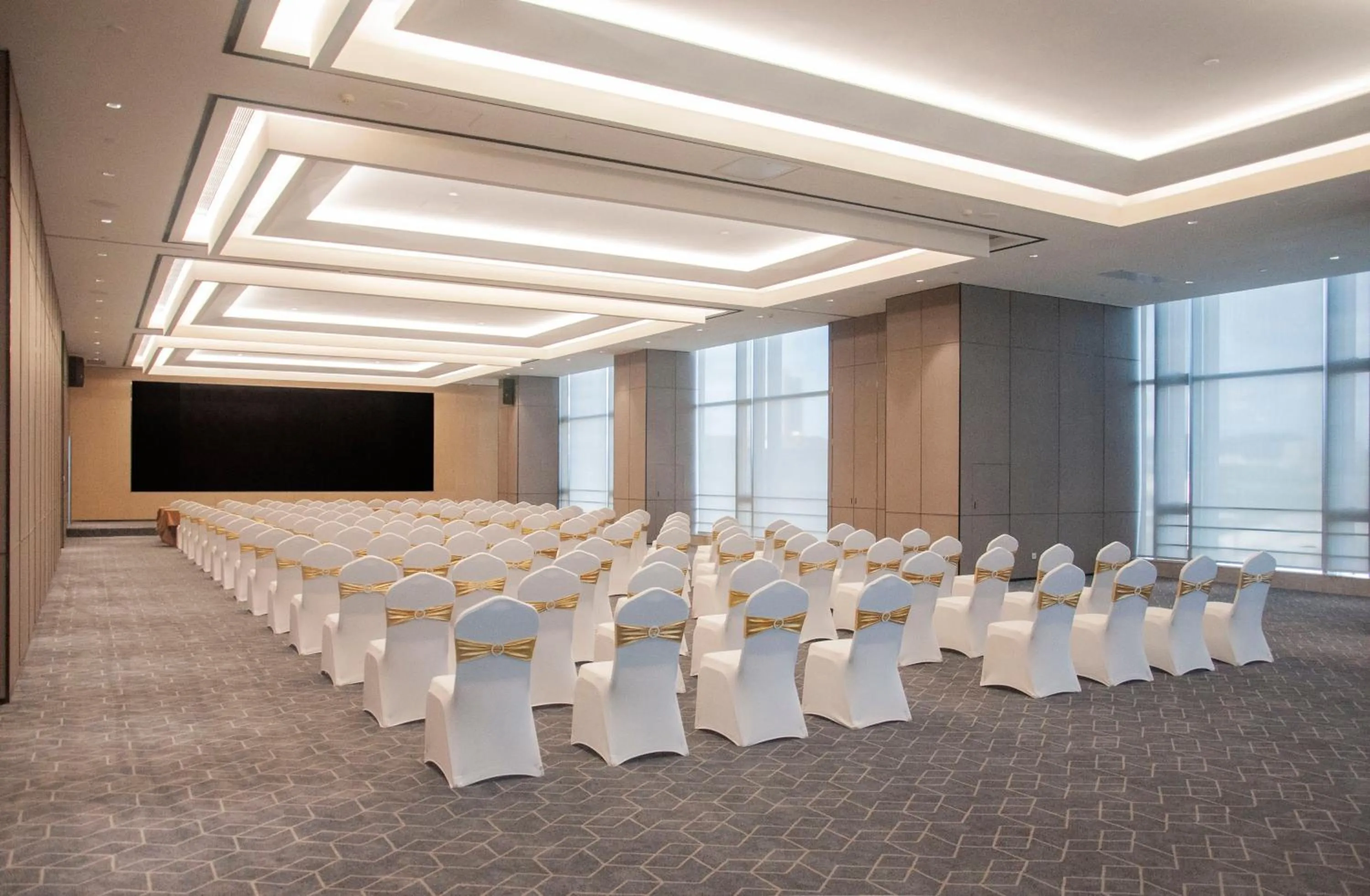 Meeting/conference room in Holiday Inn Express Shenzhen Haiyuan City by IHG