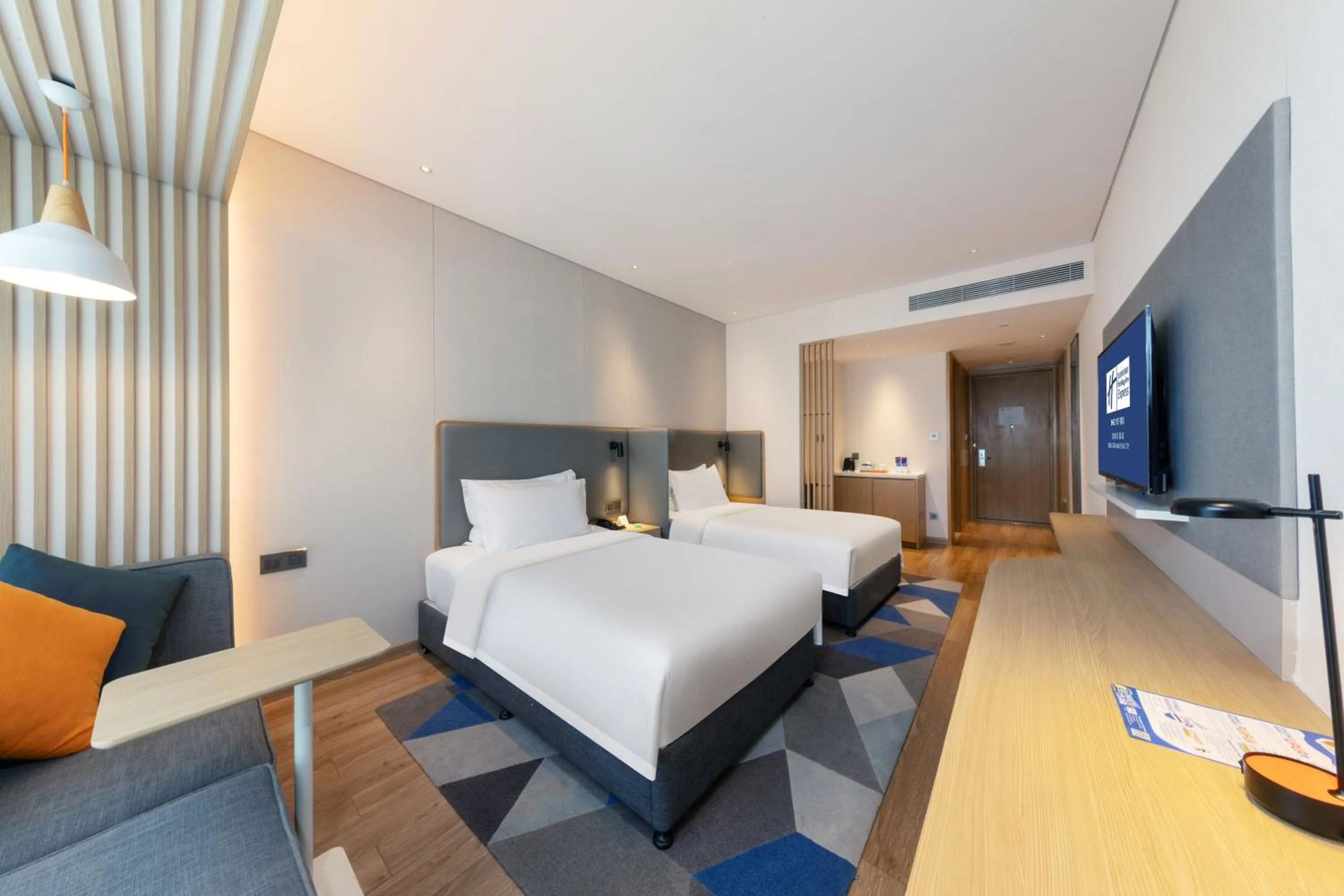 Bed in Holiday Inn Express Shenzhen Haiyuan City by IHG