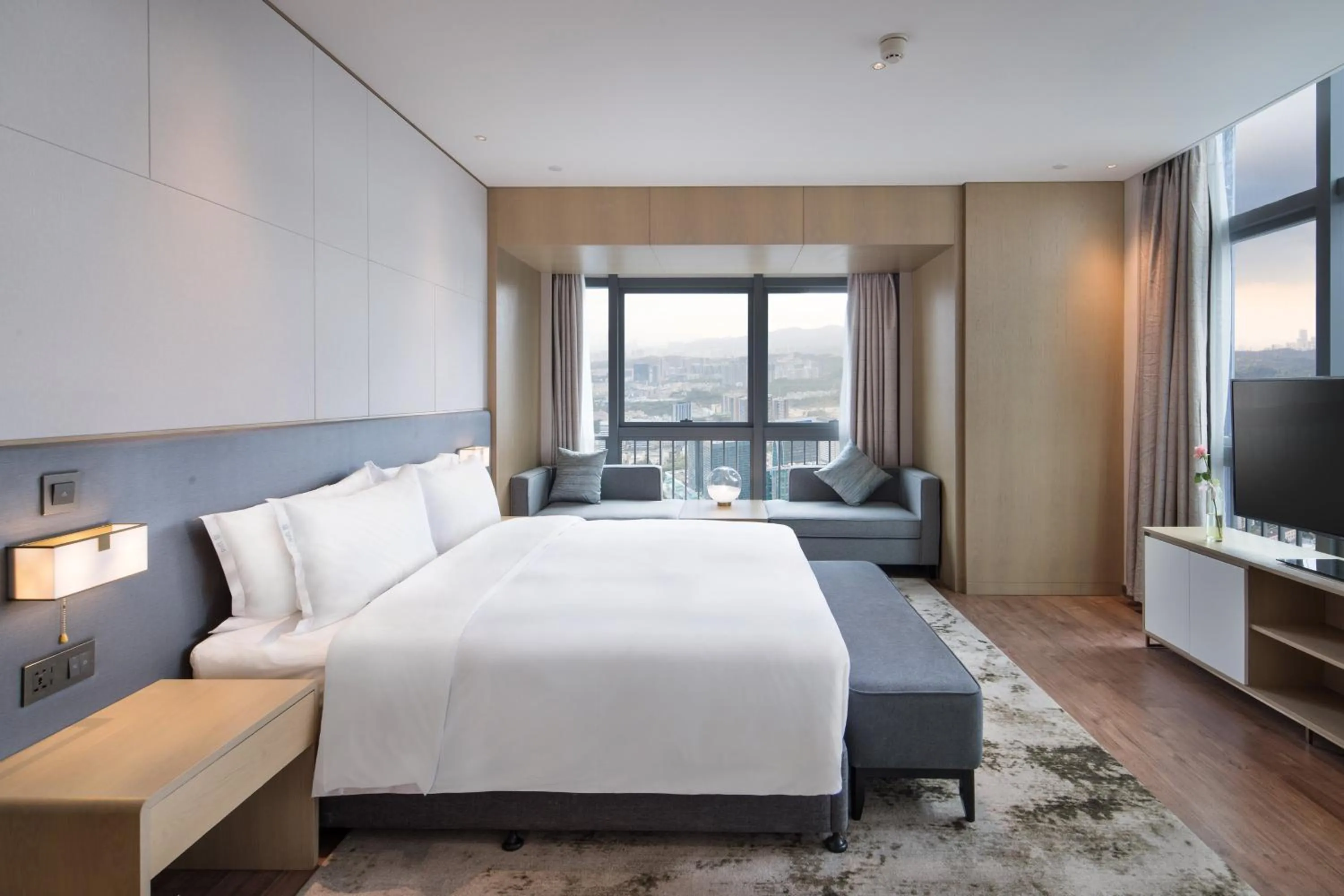 Photo of the whole room, Bed in Holiday Inn Express Shenzhen Haiyuan City by IHG