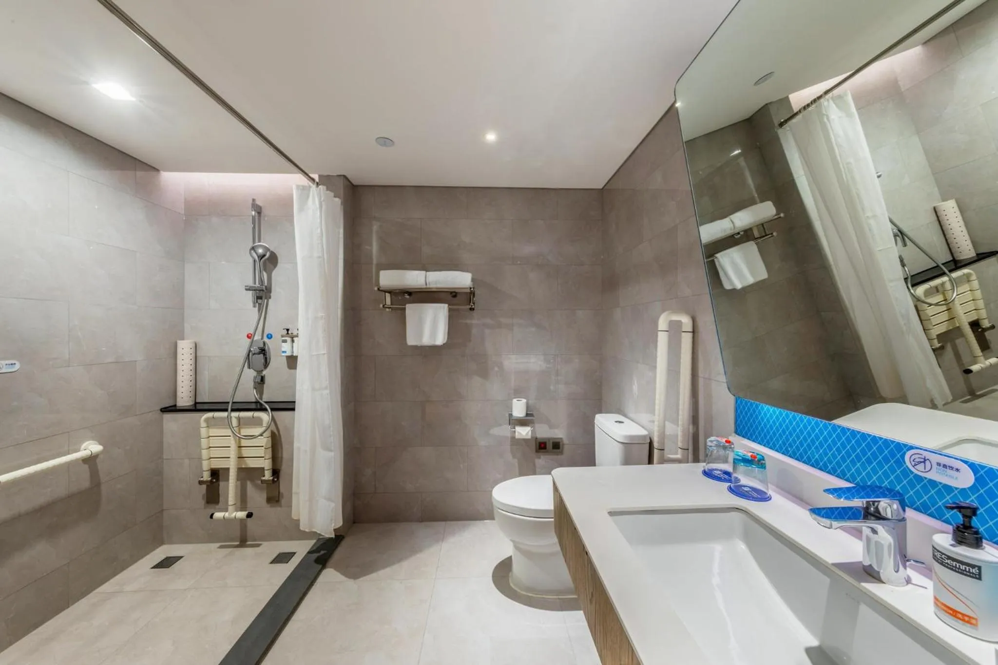 Photo of the whole room in Holiday Inn Express Shenzhen Haiyuan City by IHG