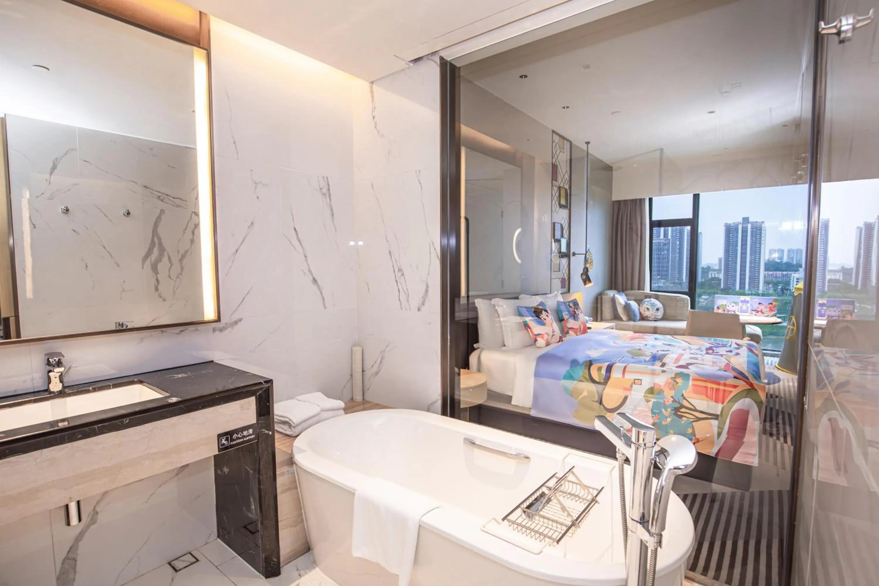 Toilet, Bed in Crowne Plaza Foshan Nanhai-an IHG Hotel